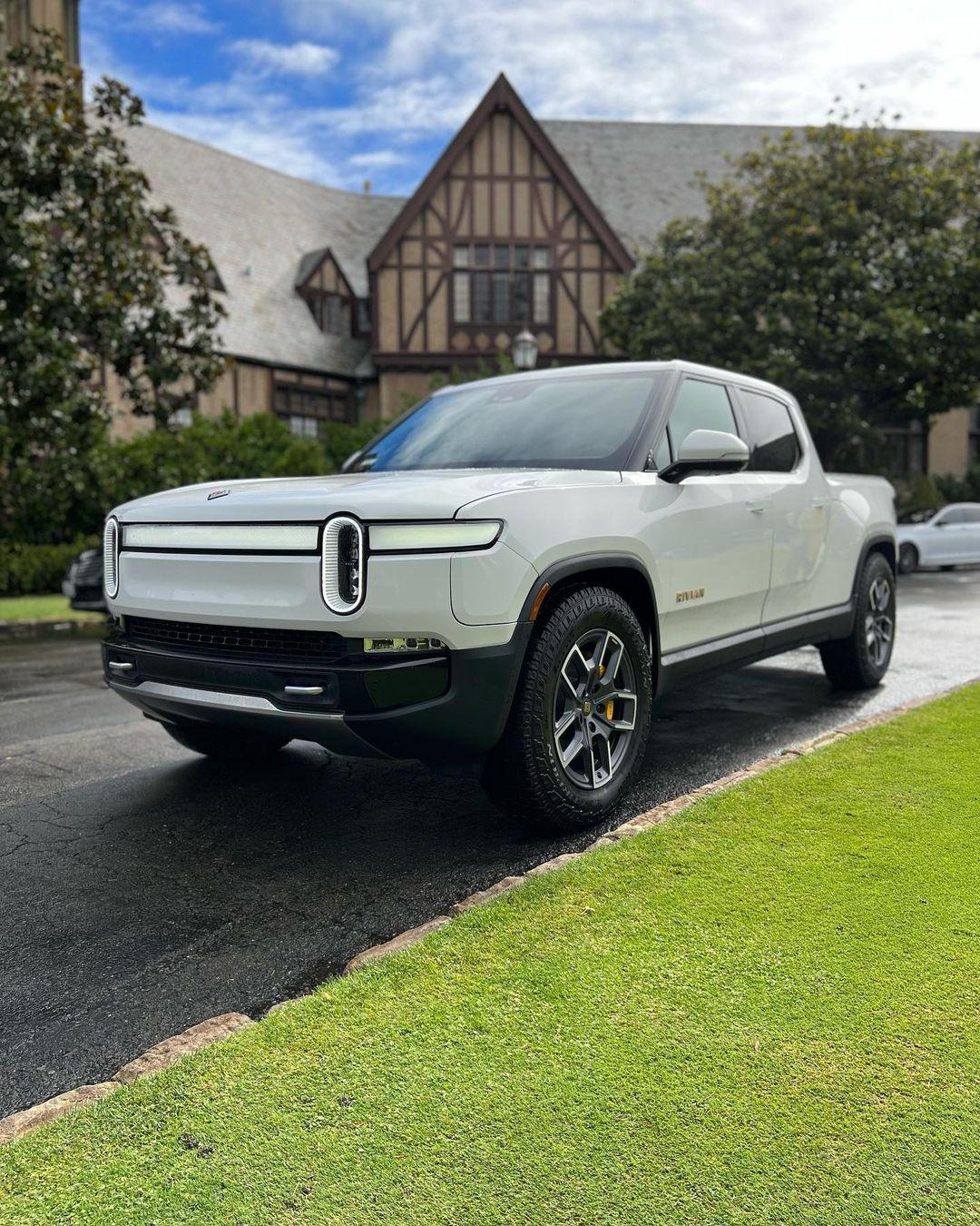 Rivian R1T R1S GLACIER WHITE R1T  Photos Glacier White R1T