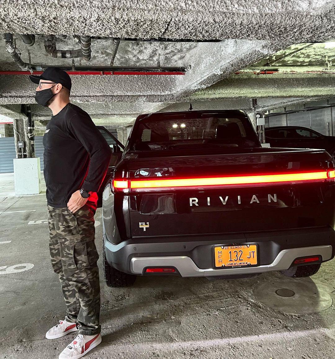 Rivian R1T R1S MIDNIGHT (Black) Rivian Photos Midnight Black Rivian R1T 2