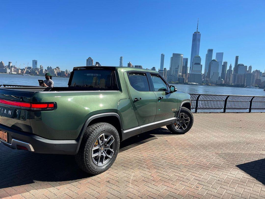 Rivian R1T R1S FOREST GREEN R1T Photos Forest Green Rivian R1T 2