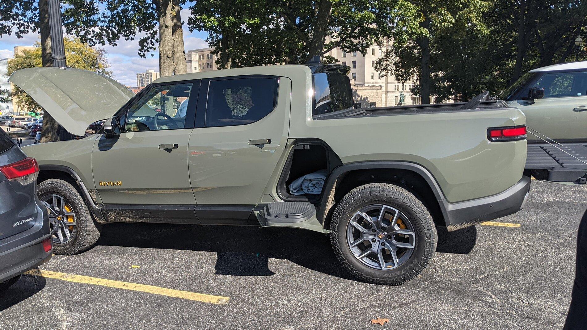 Rivian R1T R1S LAUNCH GREEN R1T Photos 2022 Rivian R1T Launch Green 1