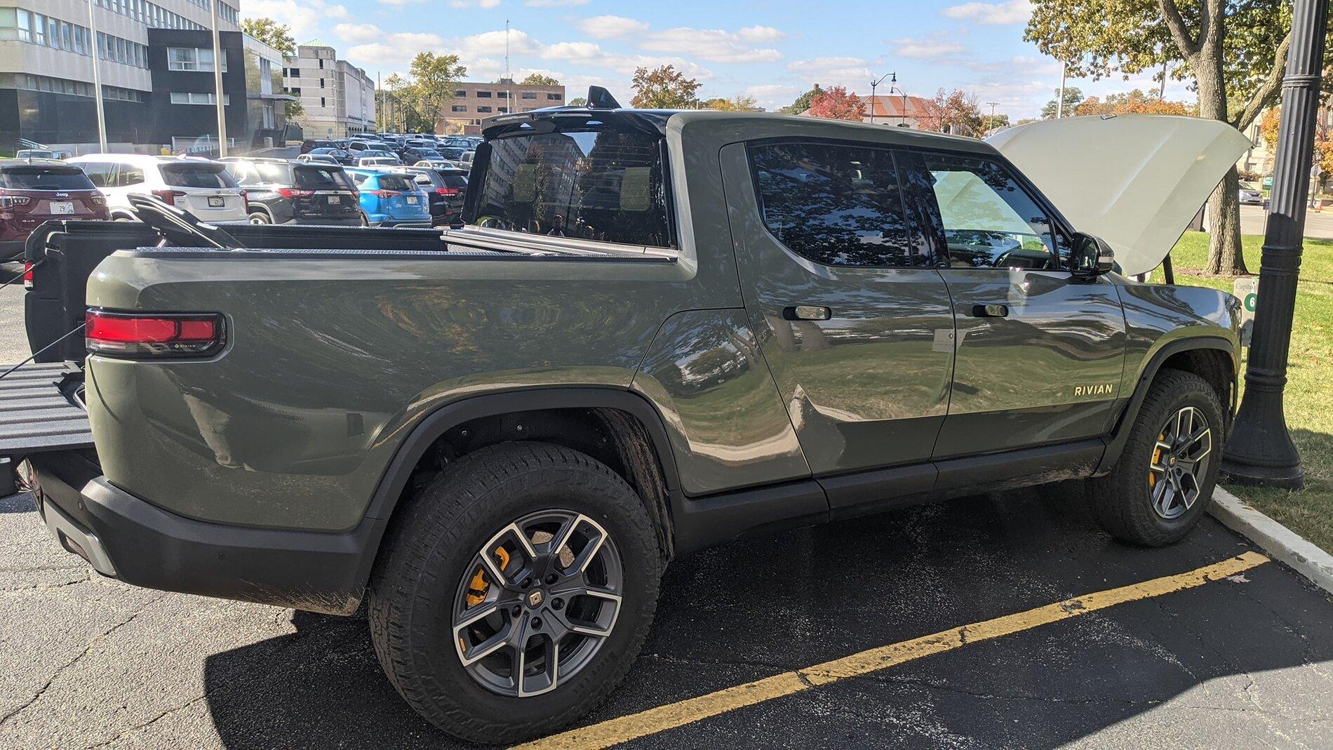 Rivian R1T R1S LAUNCH GREEN R1T Photos 2022 Rivian R1T Launch Green 2