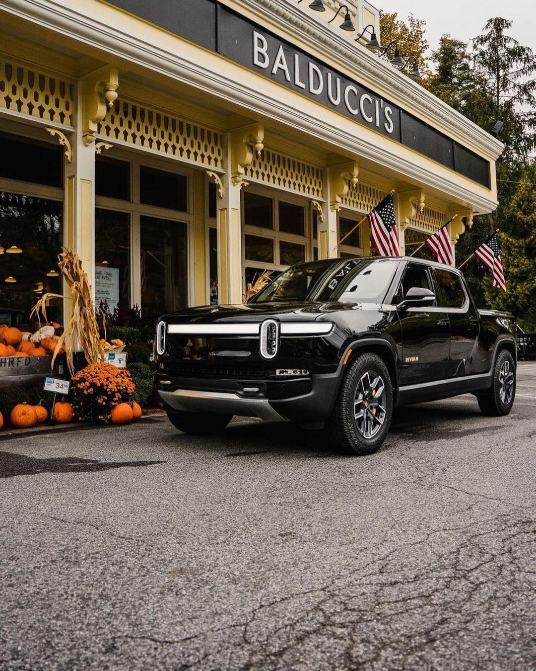Rivian R1T R1S MIDNIGHT (Black) Rivian Photos Midnight Black Rivian R1T