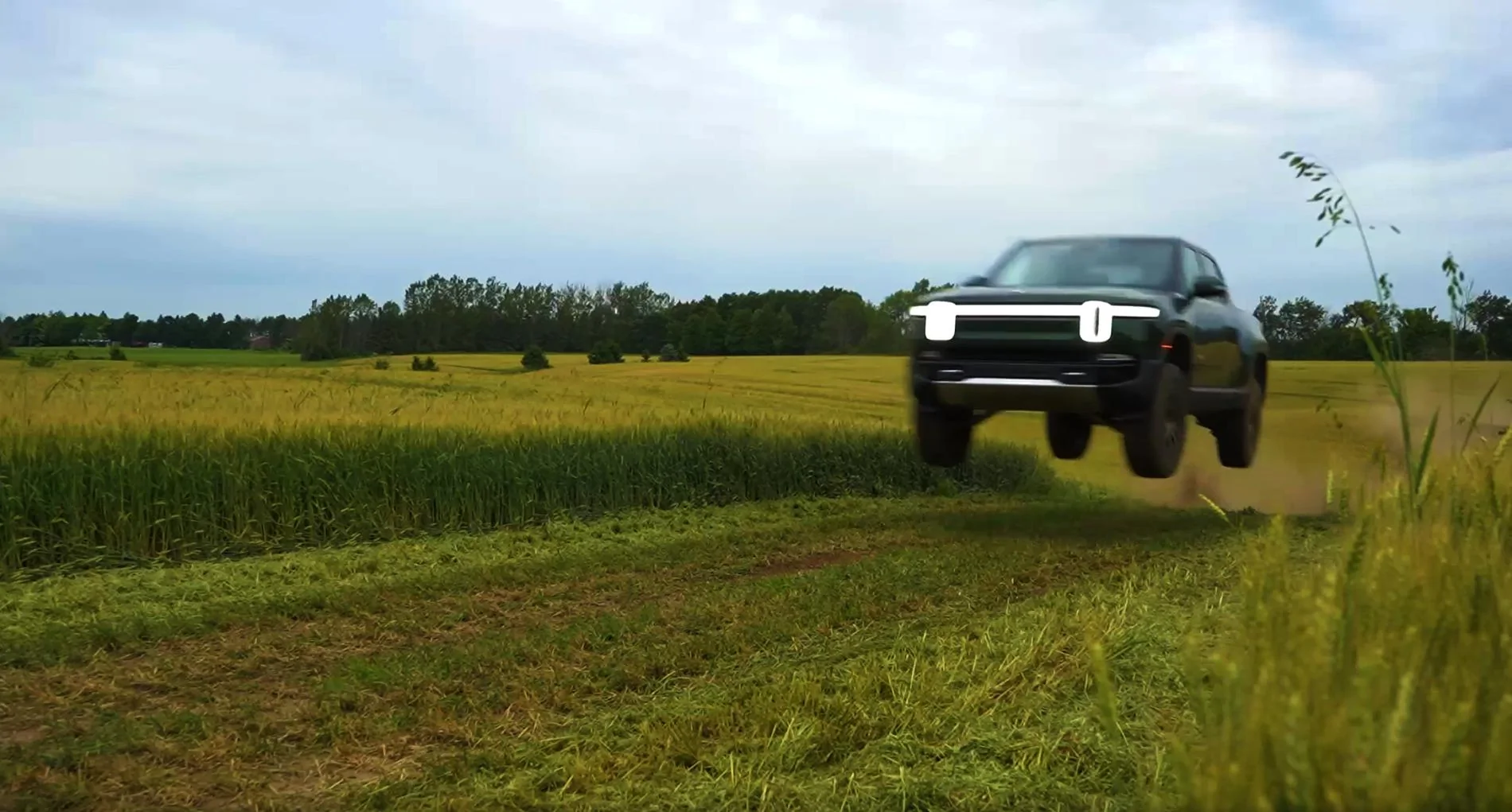 Rivian R1T R1S **VIDEO** Rivian R1T vs Cybertruck vs Ford Raptor R - Jumps, G-Outs, Fast Trail Driving R1T in the Air