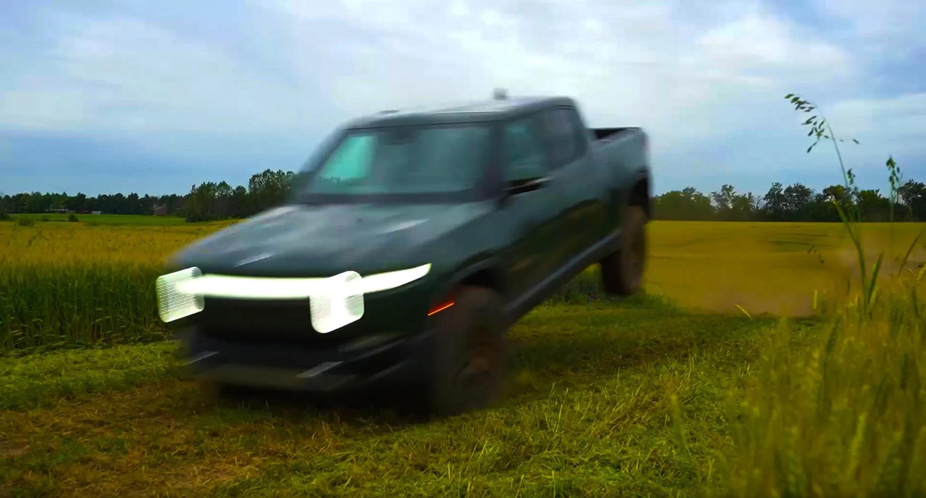 Rivian R1T R1S **VIDEO** Rivian R1T vs Cybertruck vs Ford Raptor R - Jumps, G-Outs, Fast Trail Driving R1T Landing