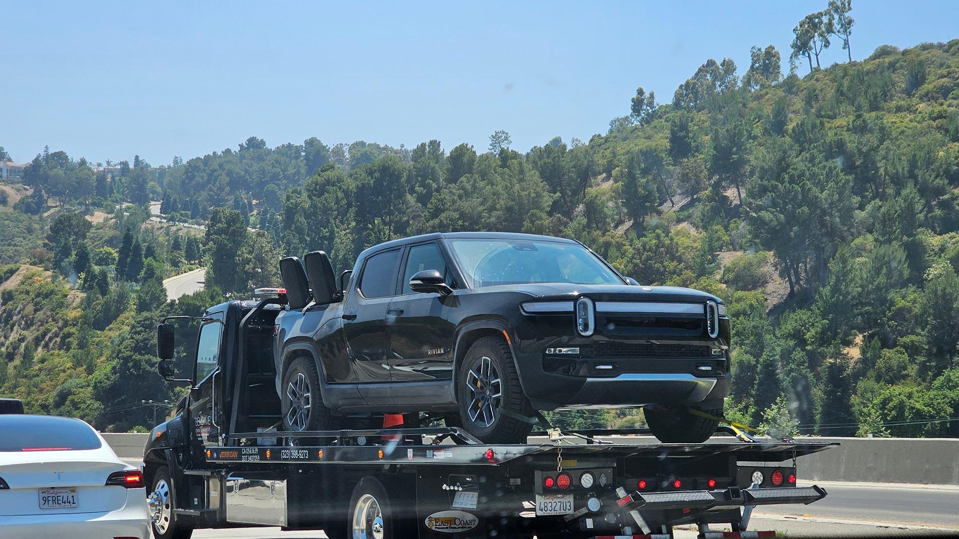 Rivian R1T R1S As seen on the freeway 20240706_133739