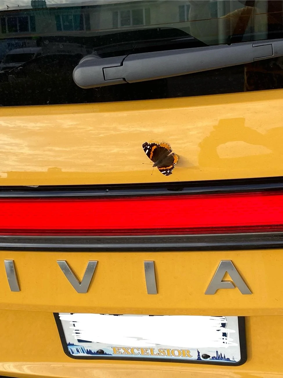 Rivian R1T R1S ? COMPASS YELLOW R1S  Photos IMG_1056