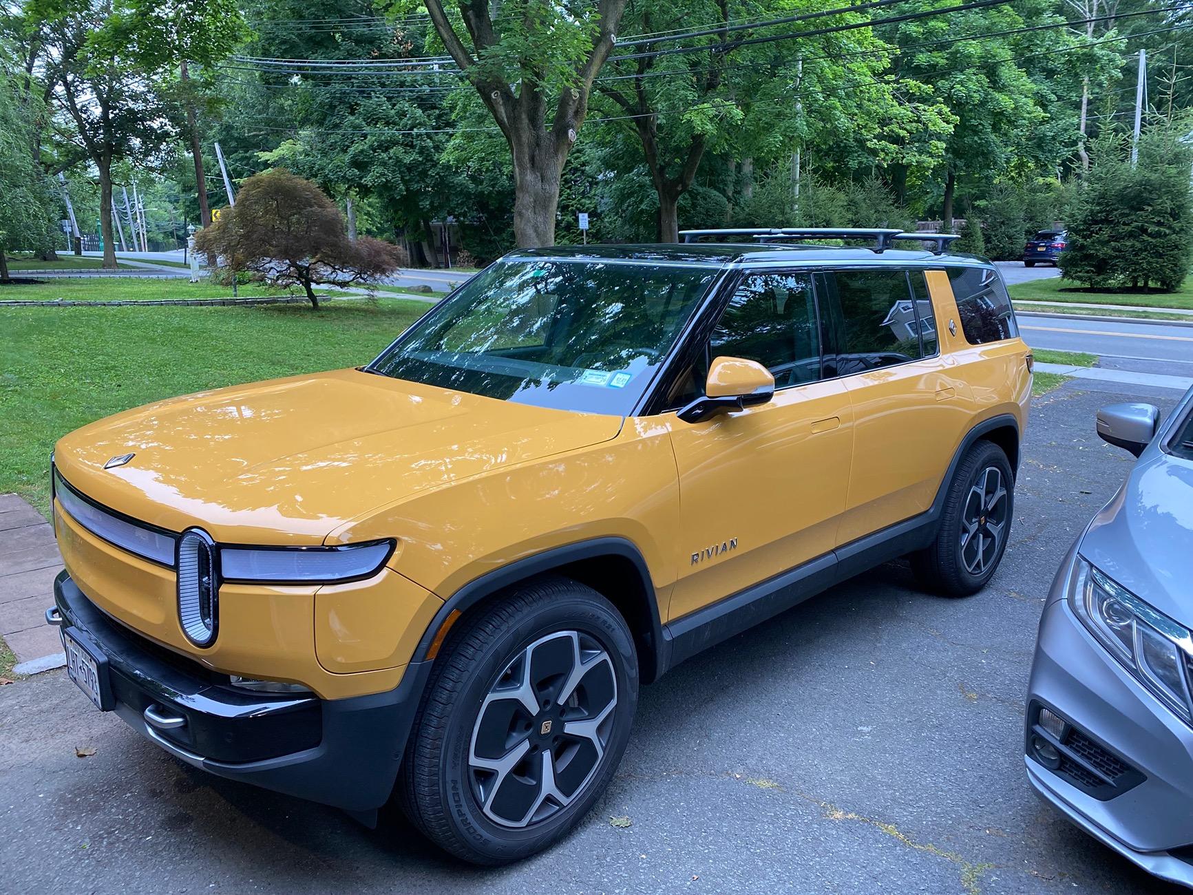 Rivian R1T R1S ? COMPASS YELLOW R1S  Photos IMG_0993