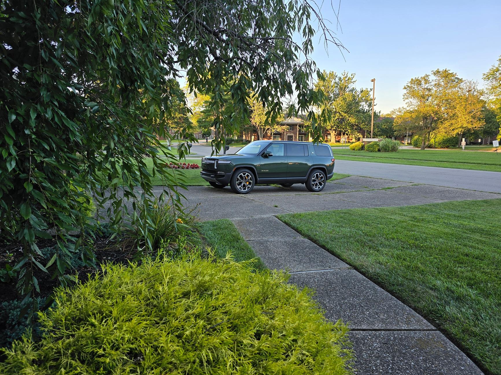 Rivian R1T R1S Picked up my new R1S 20240718_202109