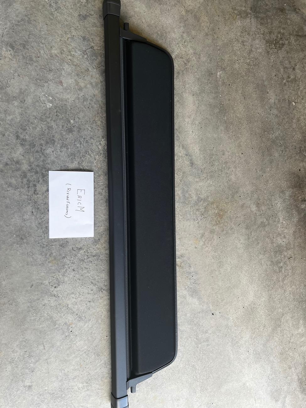 Rivian R1T R1S FS: R1S retractable cargo cover IMG_1029
