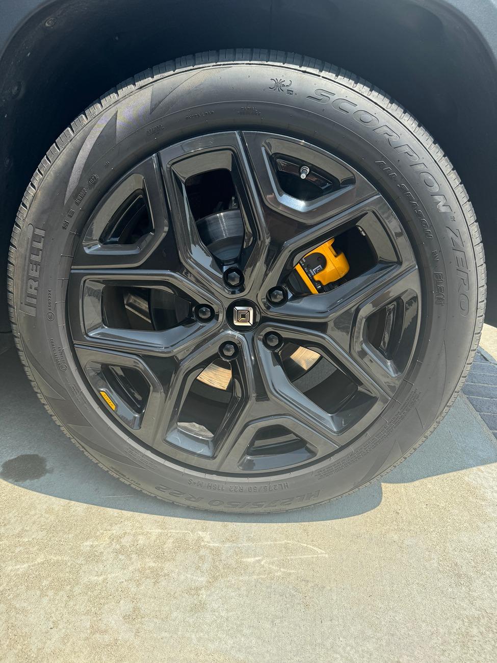 Rivian R1T R1S FS: 22 Dark Sport Set OEM IMG_1508.JPG