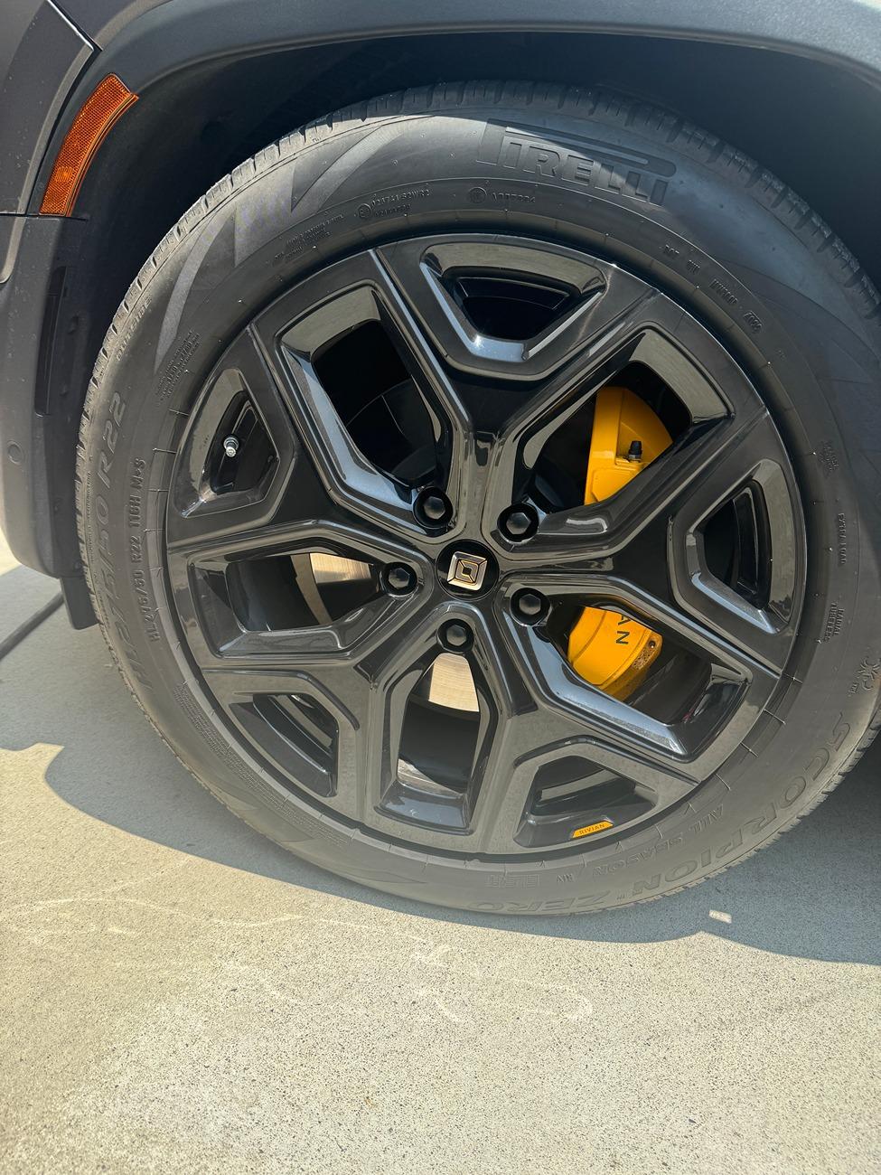 Rivian R1T R1S FS: 22 Dark Sport Set OEM IMG_1509.JPG