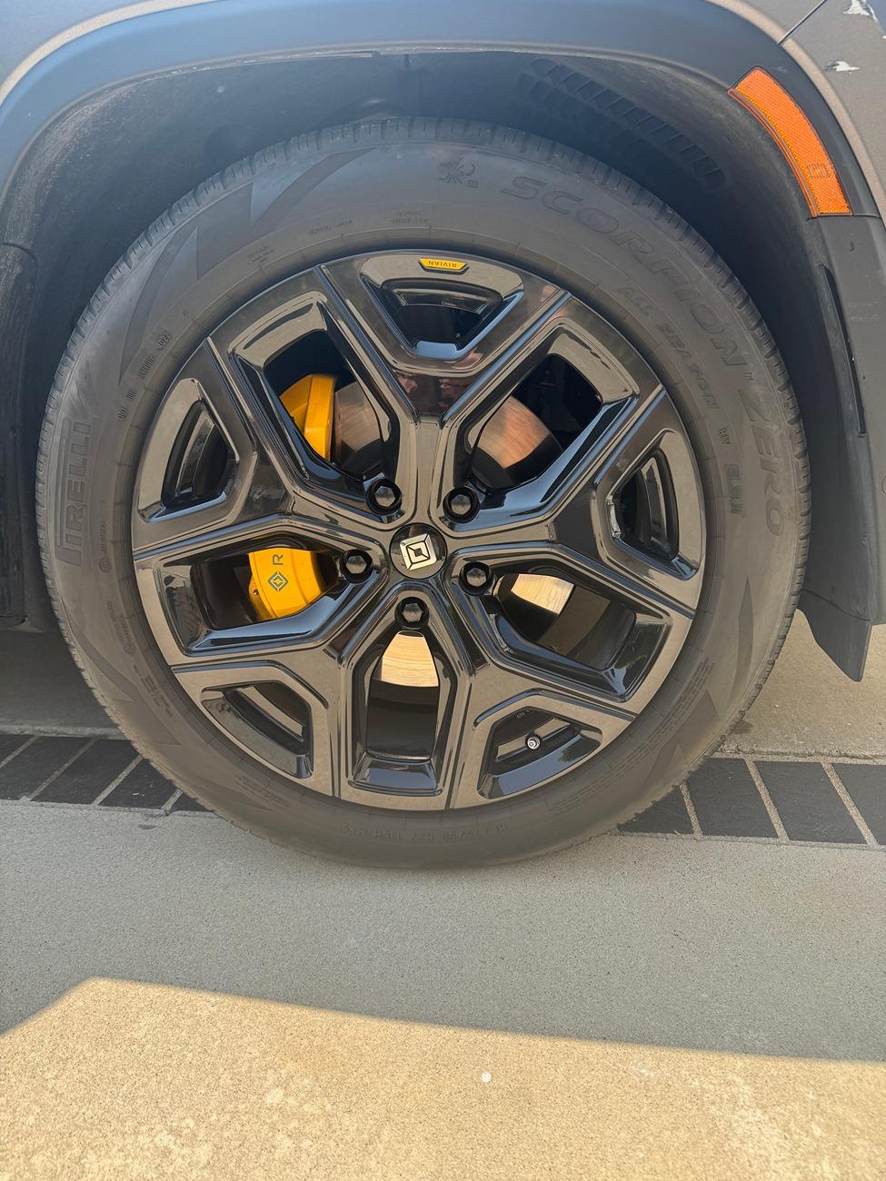 Rivian R1T R1S FS: 22 Dark Sport Set OEM IMG_1510.JPG