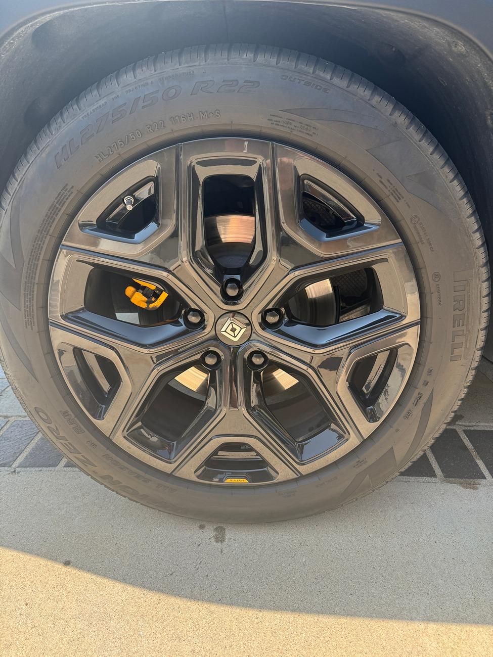 Rivian R1T R1S FS: 22 Dark Sport Set OEM IMG_1511.JPG