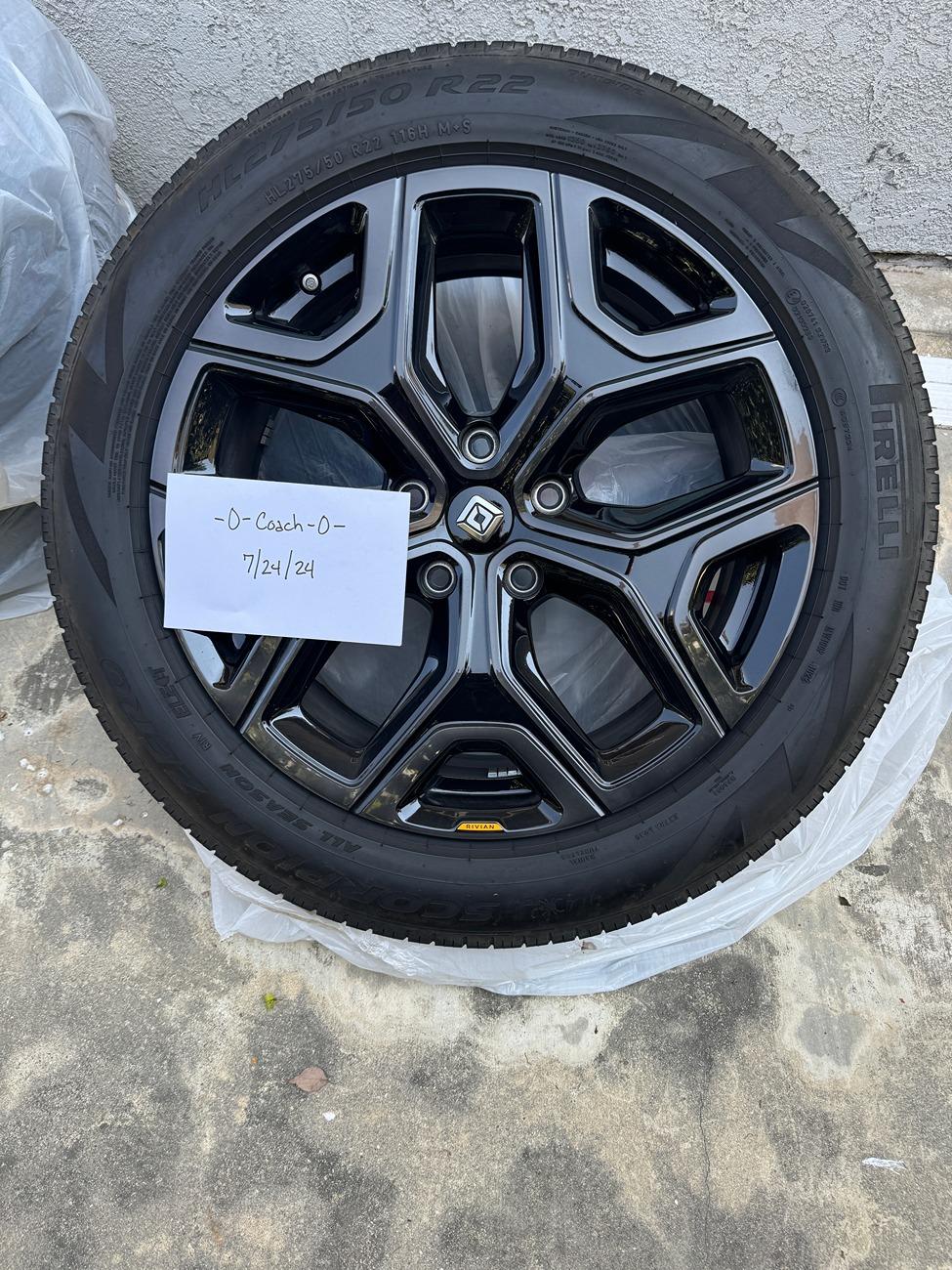 Rivian R1T R1S FS: 22 Dark Sport Set OEM IMG_1519.JPG