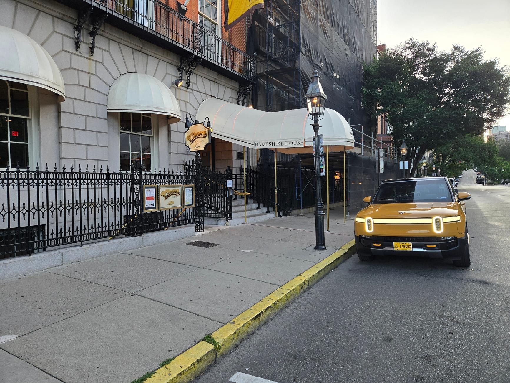 Rivian R1T R1S ? COMPASS YELLOW R1S  Photos 20240726_061156