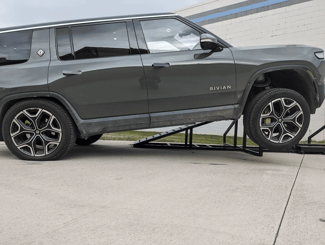 Rivian R1T R1S MORR rescues a high-centered R1T 1722451656813-h