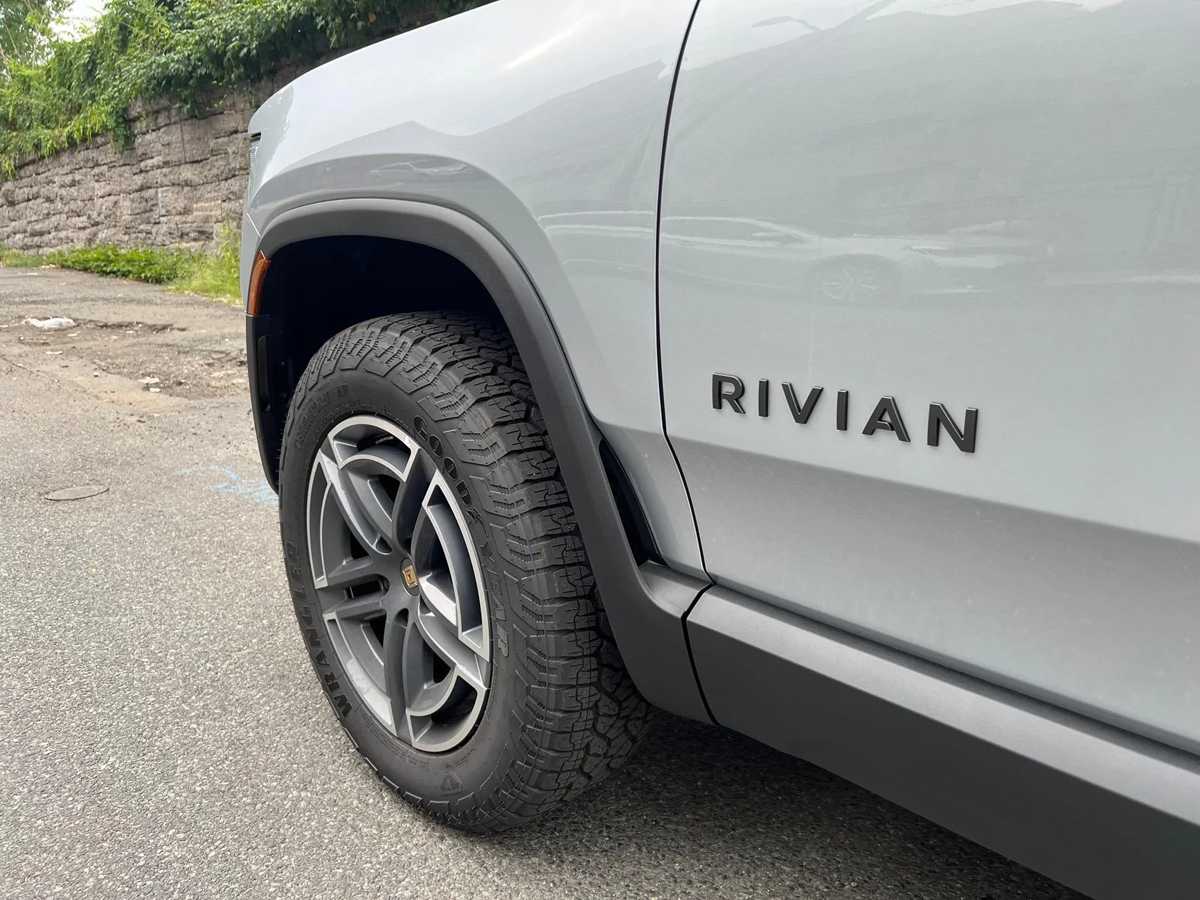 Rivian R1T R1S Gen 2 R1S Darkout Package Delivery Day! IMG_9971