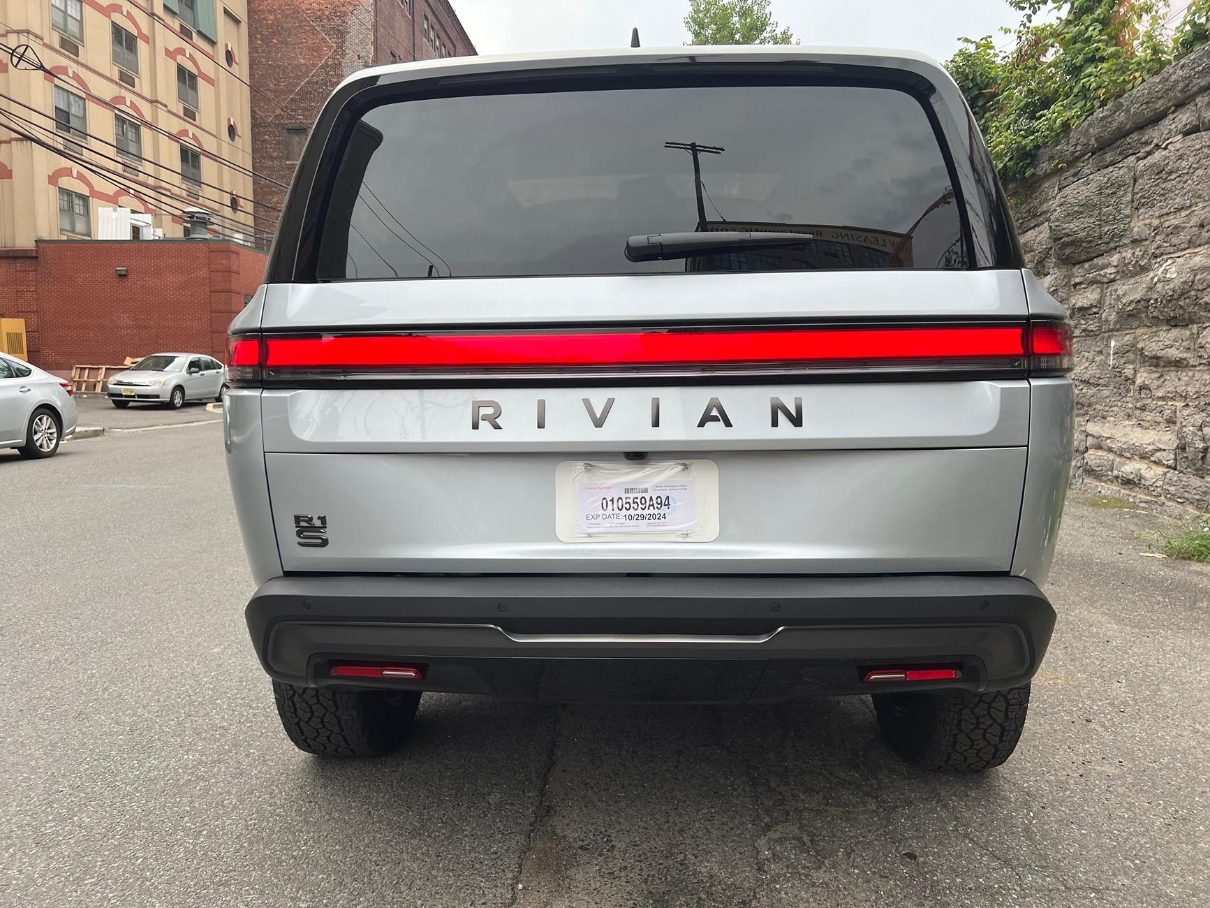 Rivian R1T R1S Gen 2 R1S Darkout Package Delivery Day! IMG_9972