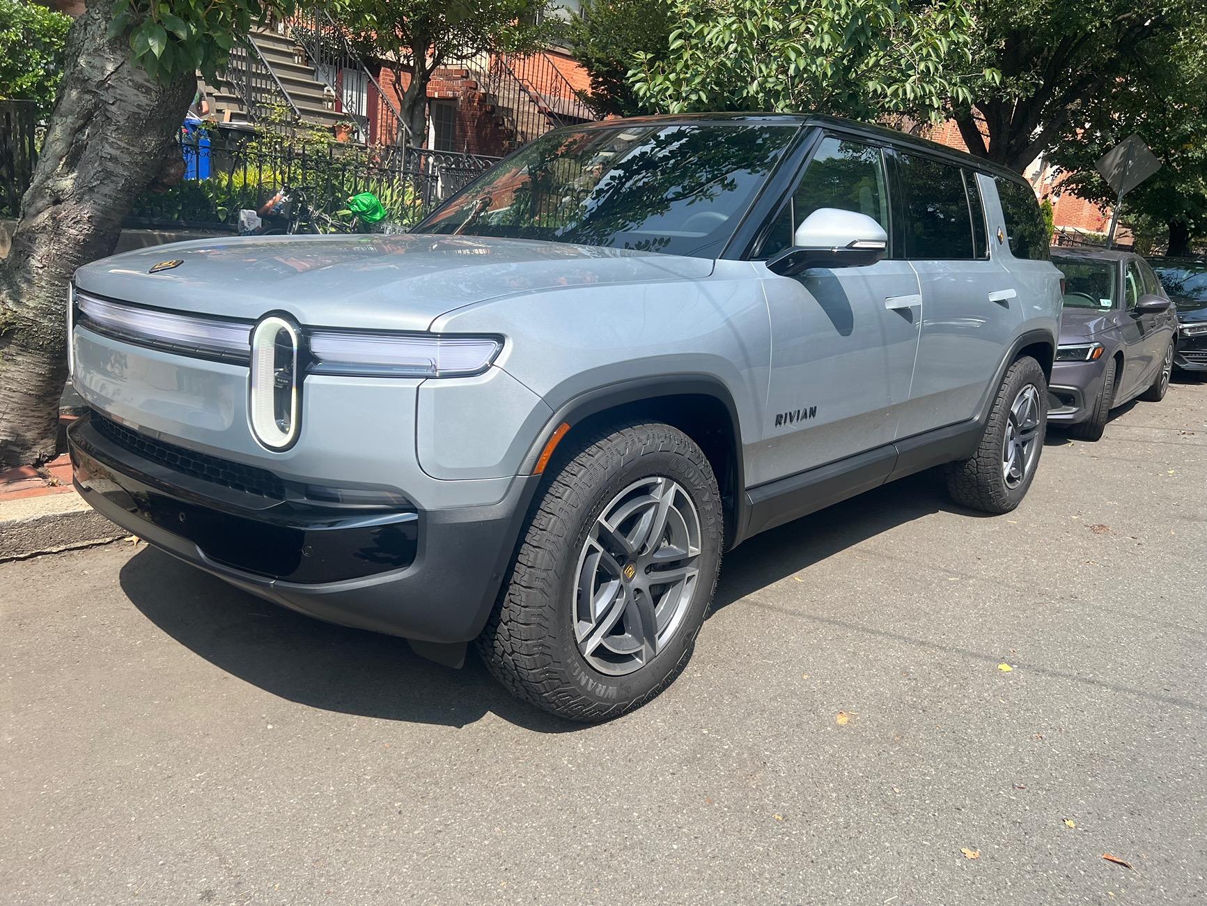 Rivian R1T R1S Gen 2 R1S Darkout Package Delivery Day! IMG_9966