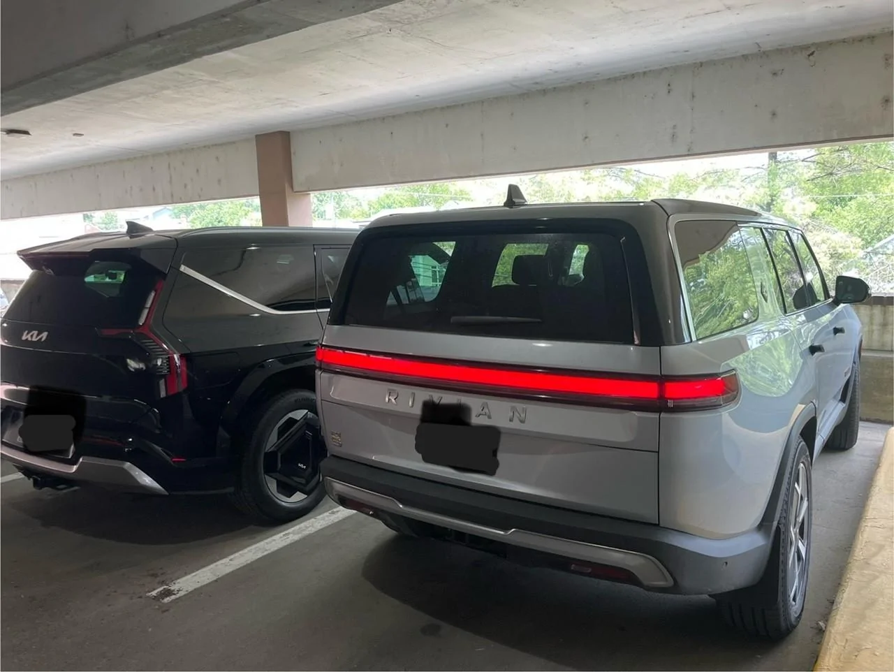 Rivian R1T R1S R1S Vs Kia EV9 IMG_0733
