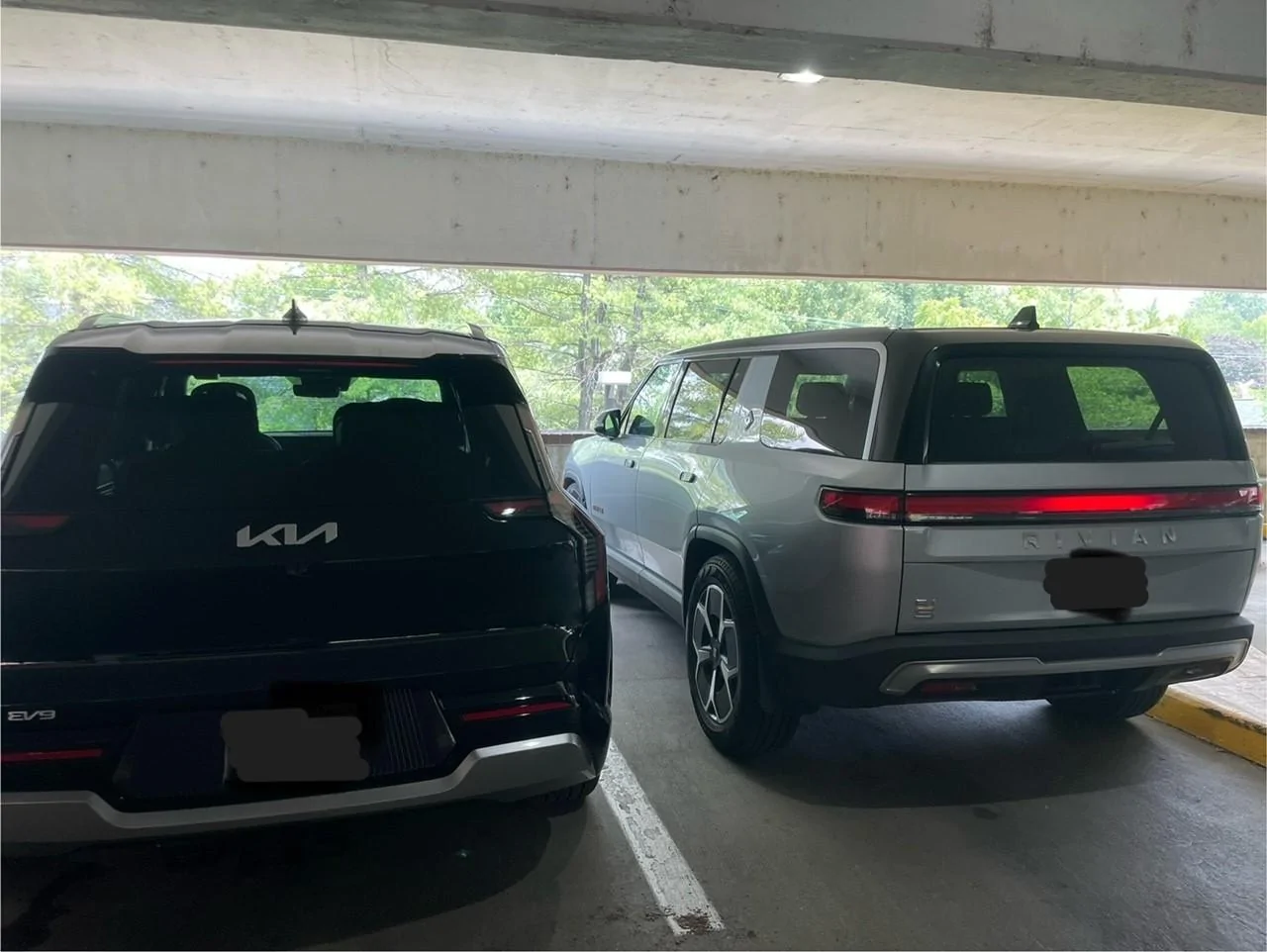Rivian R1T R1S R1S Vs Kia EV9 IMG_0732