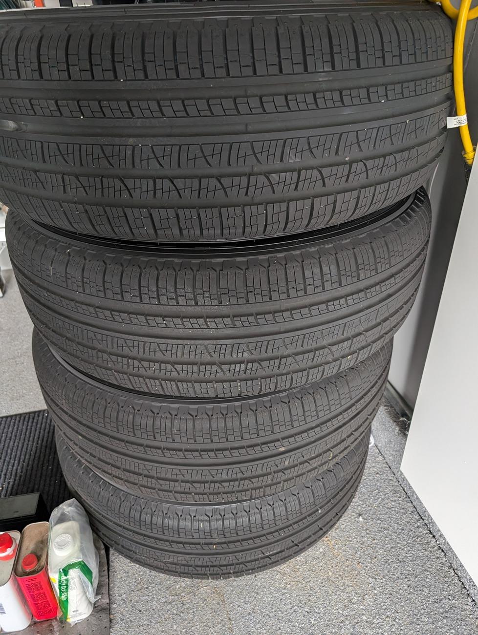 Rivian R1T R1S FS: 21" Wheels, Tires, Caps (~500 miles) tires close u
