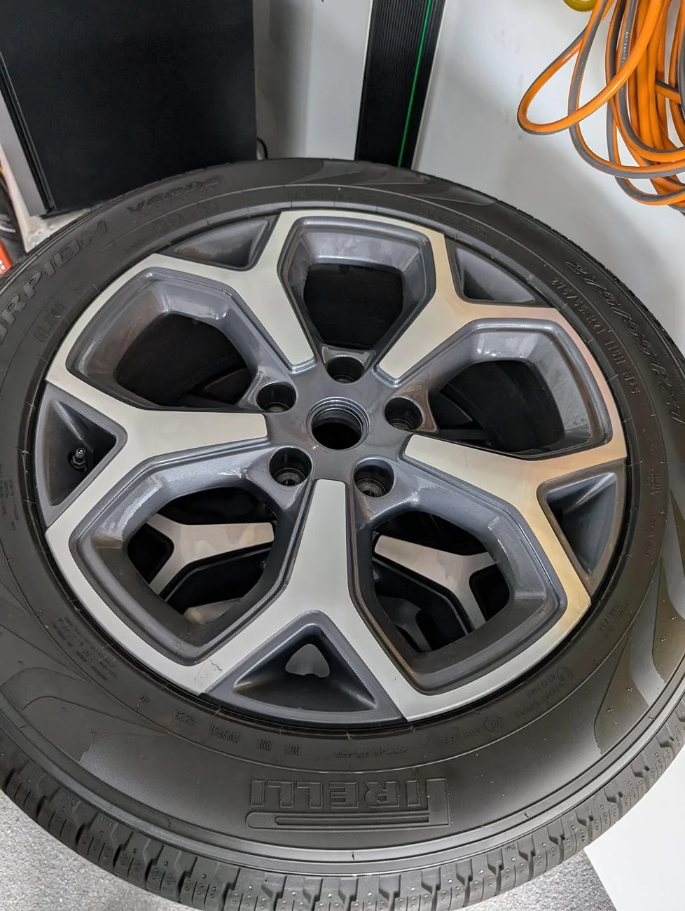Rivian R1T R1S FS: 21" Wheels, Tires, Caps (~500 miles) top on