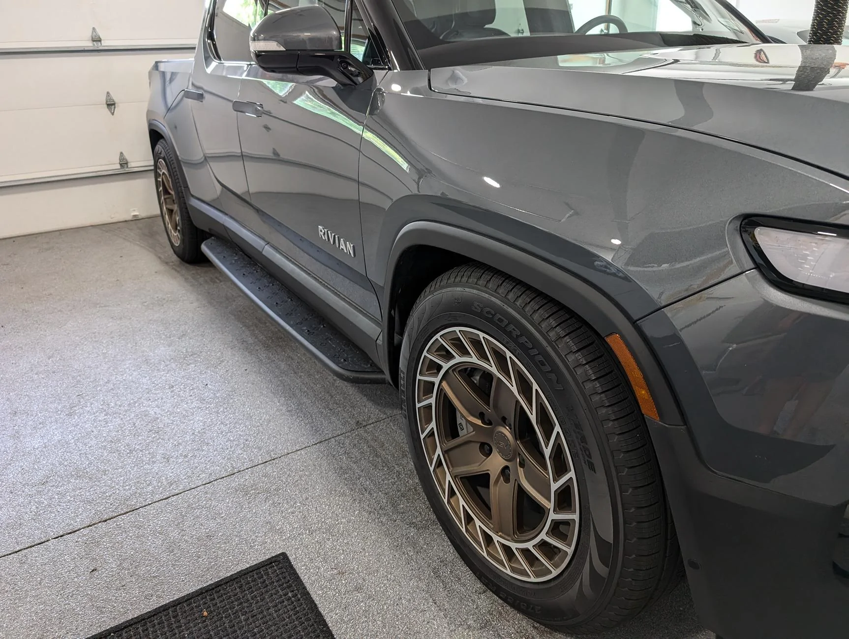 Rivian R1T R1S FS: 21" Wheels, Tires, Caps (~500 miles) swa