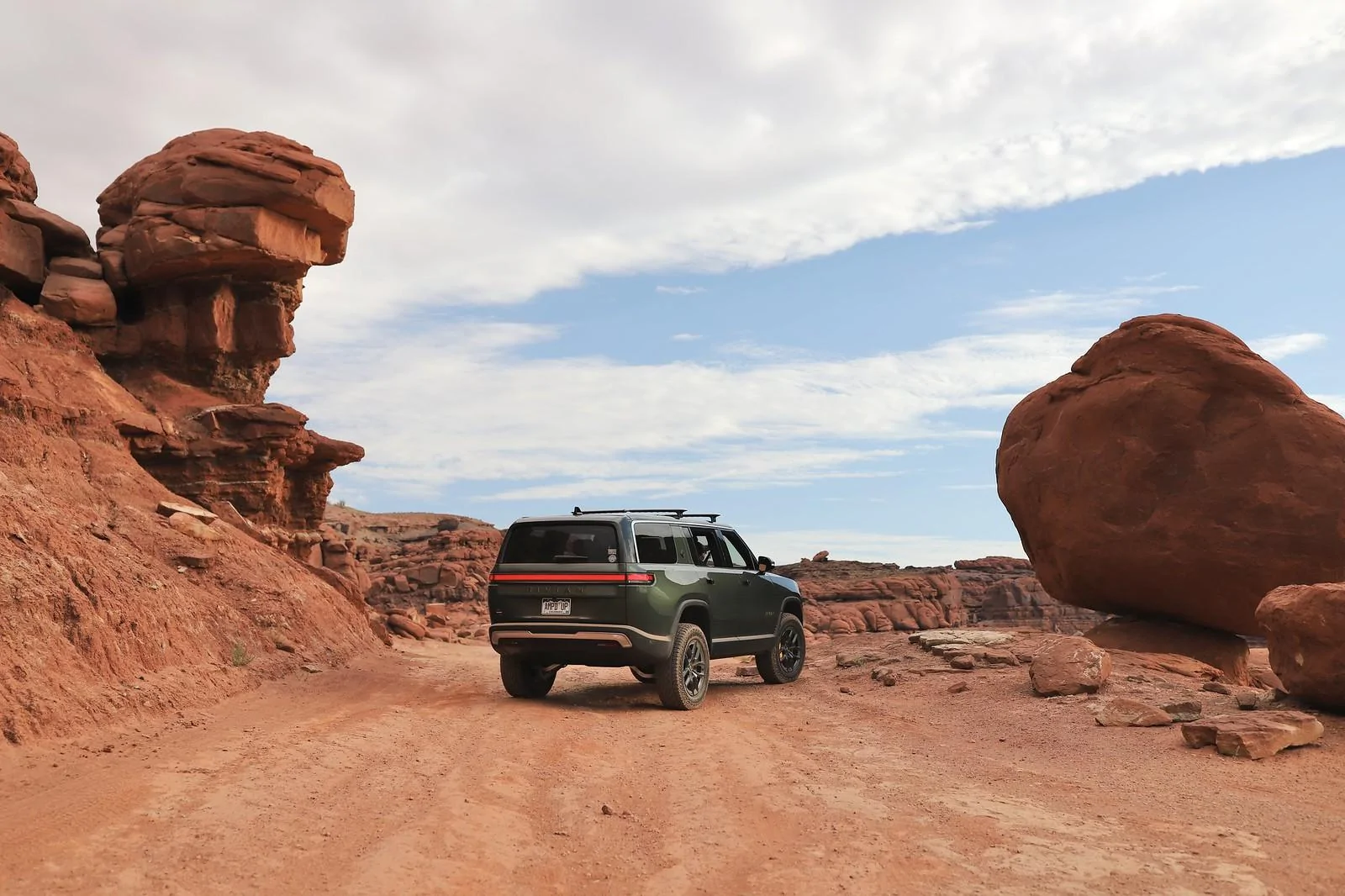 Rivian R1T R1S ? FOREST GREEN R1S Photos 53875396540_046d76b729_h