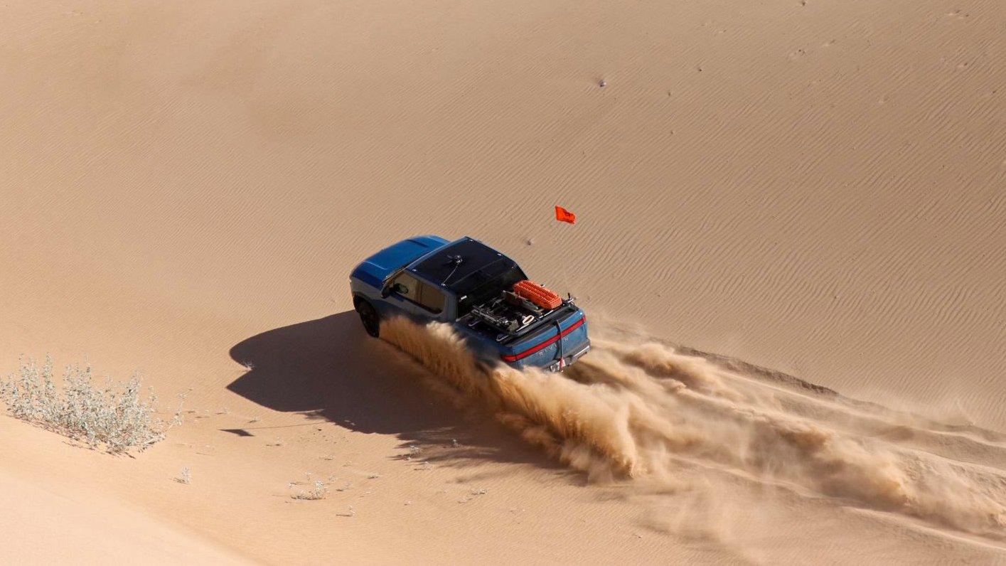 Rivian R1T R1S RJ: Tri-Motor R1's Deep Sand Performance Being Further Developed. It's Incredible :) GVIGWCWaEAE350S