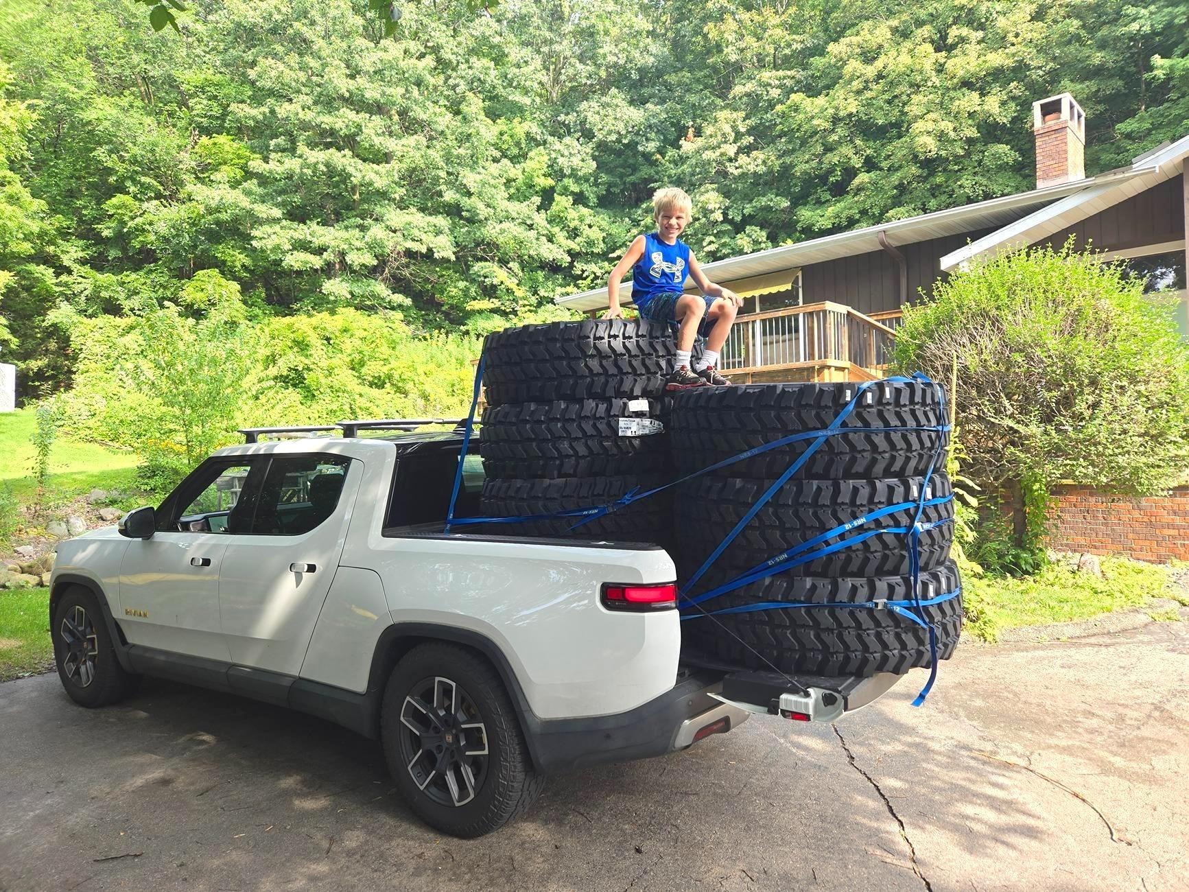 Rivian R1T R1S Put the R1T truck to work today: Hauled 2100 lbs 20240816_095211