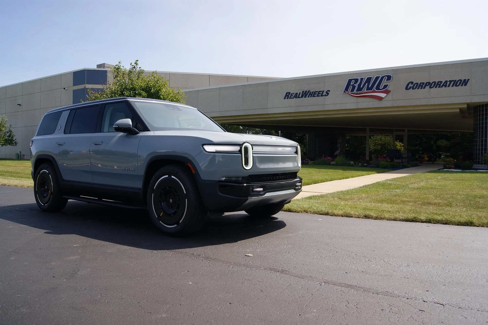 Rivian R1T R1S RealWheels EV Running Boards Are Compatible with 2025 Gen 2 Models DSC02147