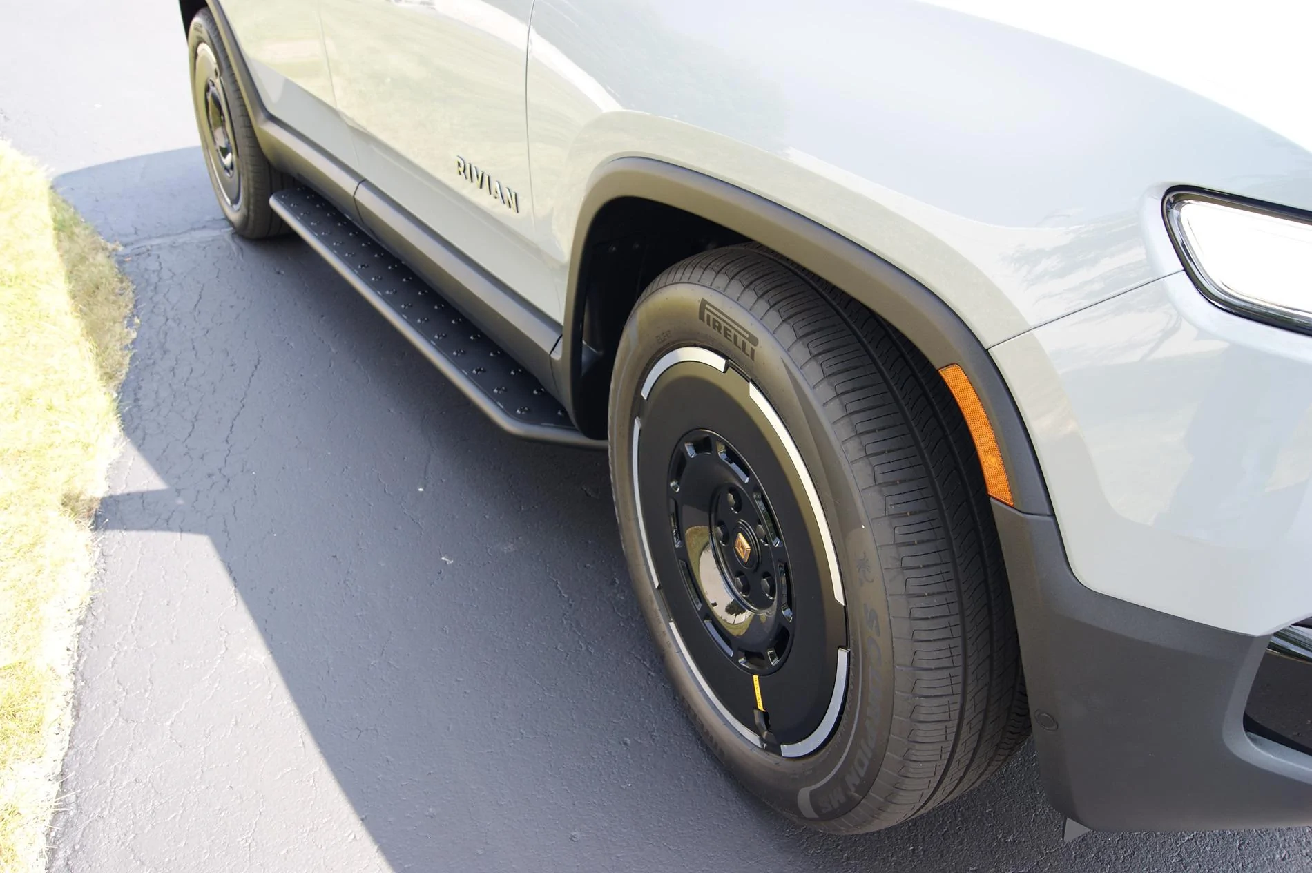 Rivian R1T R1S RealWheels EV Running Boards Are Compatible with 2025 Gen 2 Models DSC02142