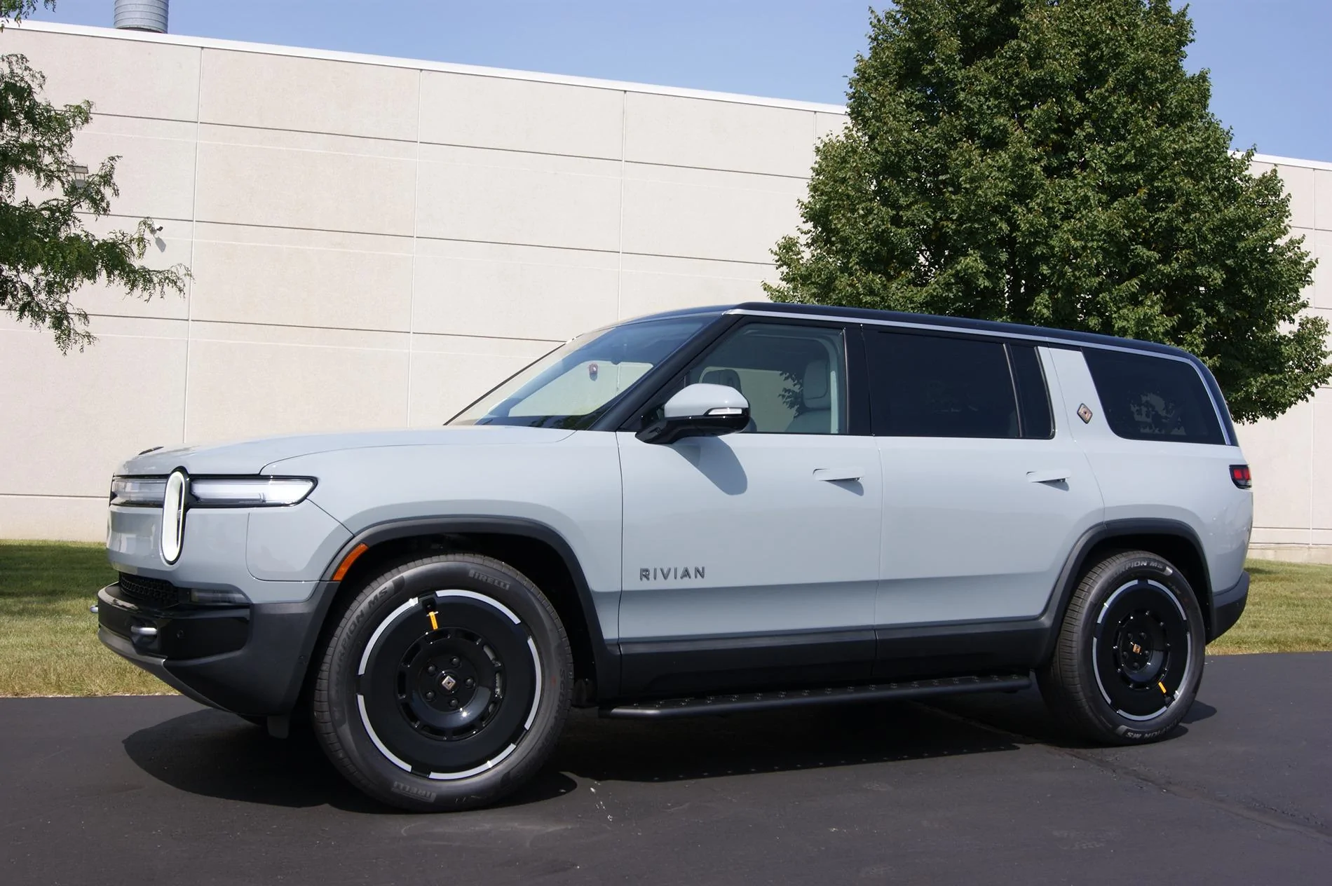 Rivian R1T R1S RealWheels EV Running Boards Are Compatible with 2025 Gen 2 Models DSC02136