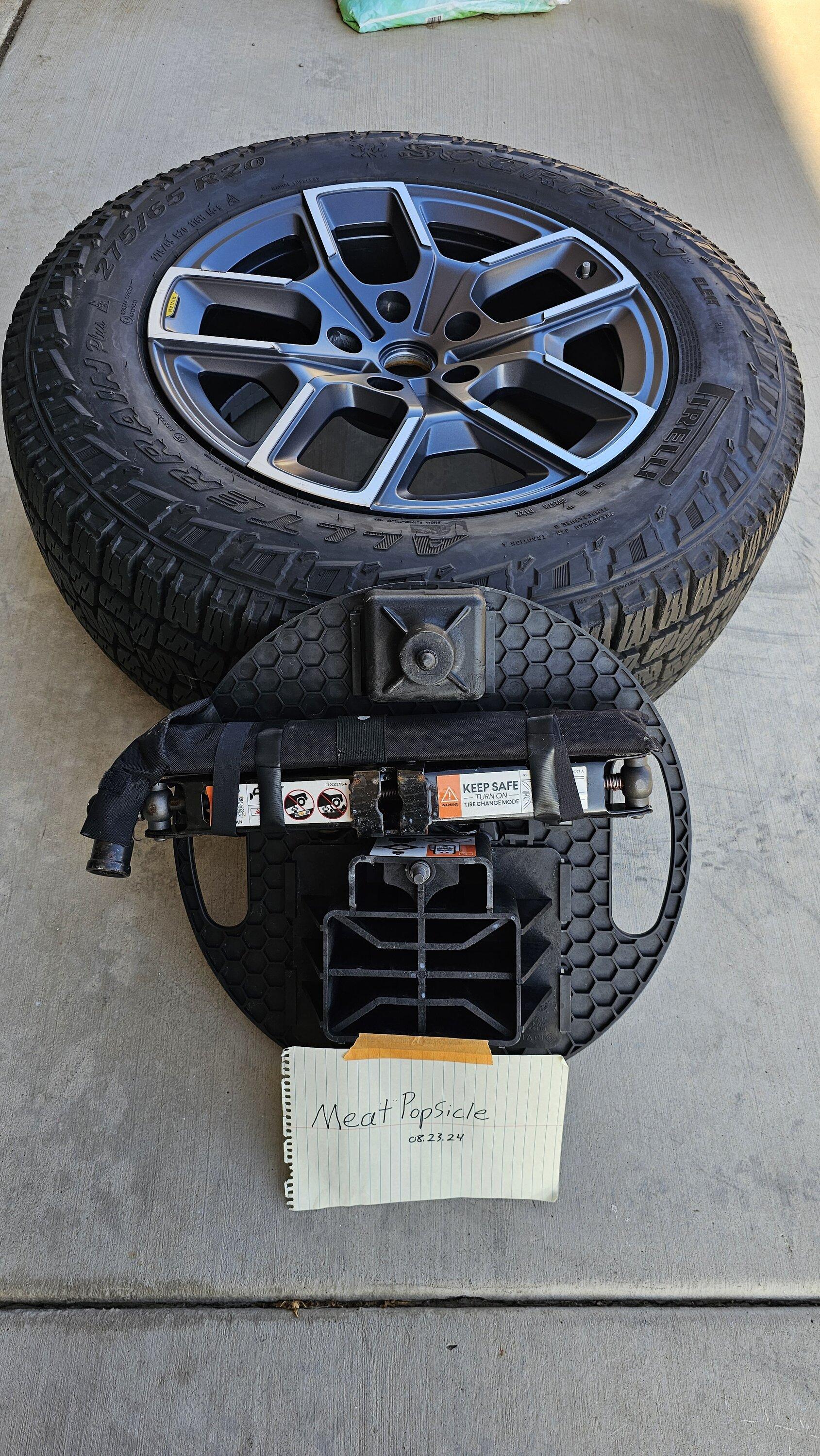 Rivian R1T R1S FS: 20" Standard AT Spare with kit 1000006308