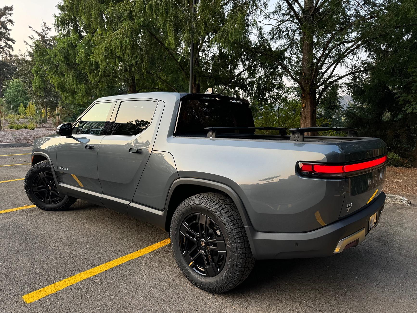 Rivian R1T R1S Rivian Black Crossbars installed on R1T (El Cap) -- Photos on roof and bed IMG_2128