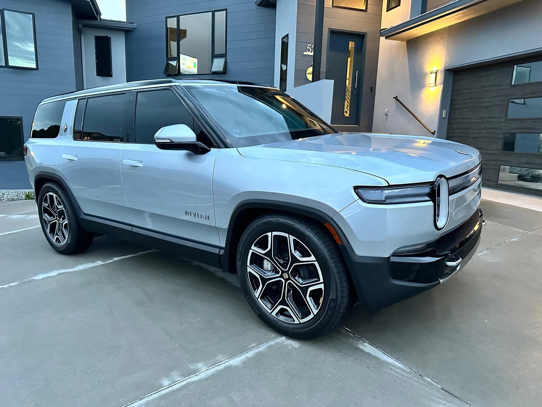 Rivian R1T R1S 2025 R1S Gen 2 ownership 1-month notes IMG_1423