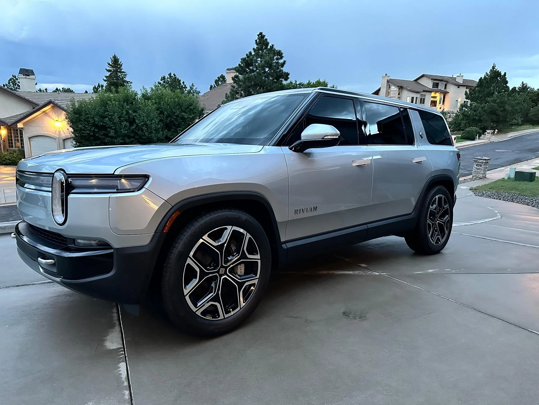 Rivian R1T R1S 2025 R1S Gen 2 ownership 1-month notes IMG_1424