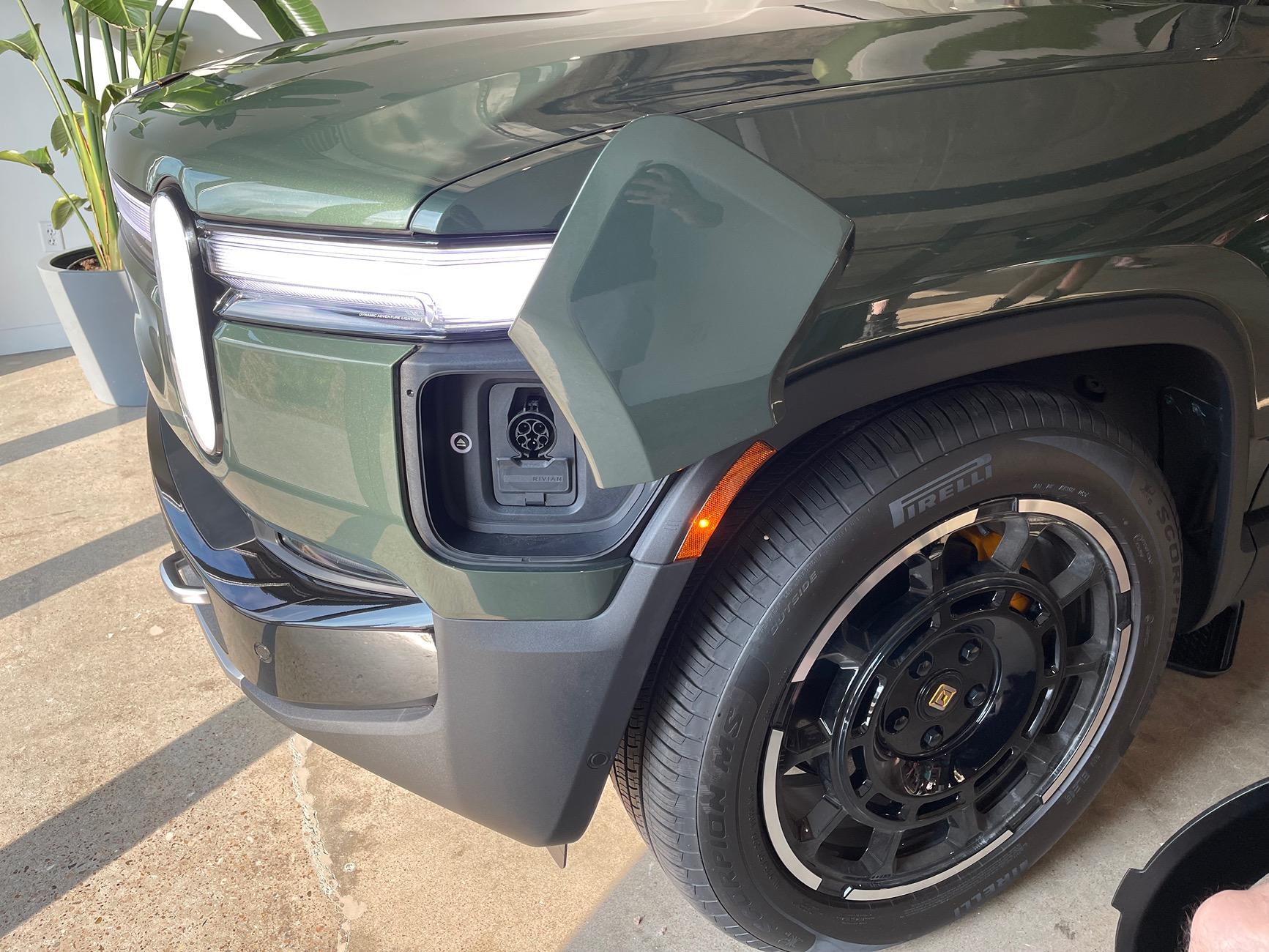 Rivian R1T R1S Gen2 22" Range Wheels ARE compatible with Gen1... IMG_2948