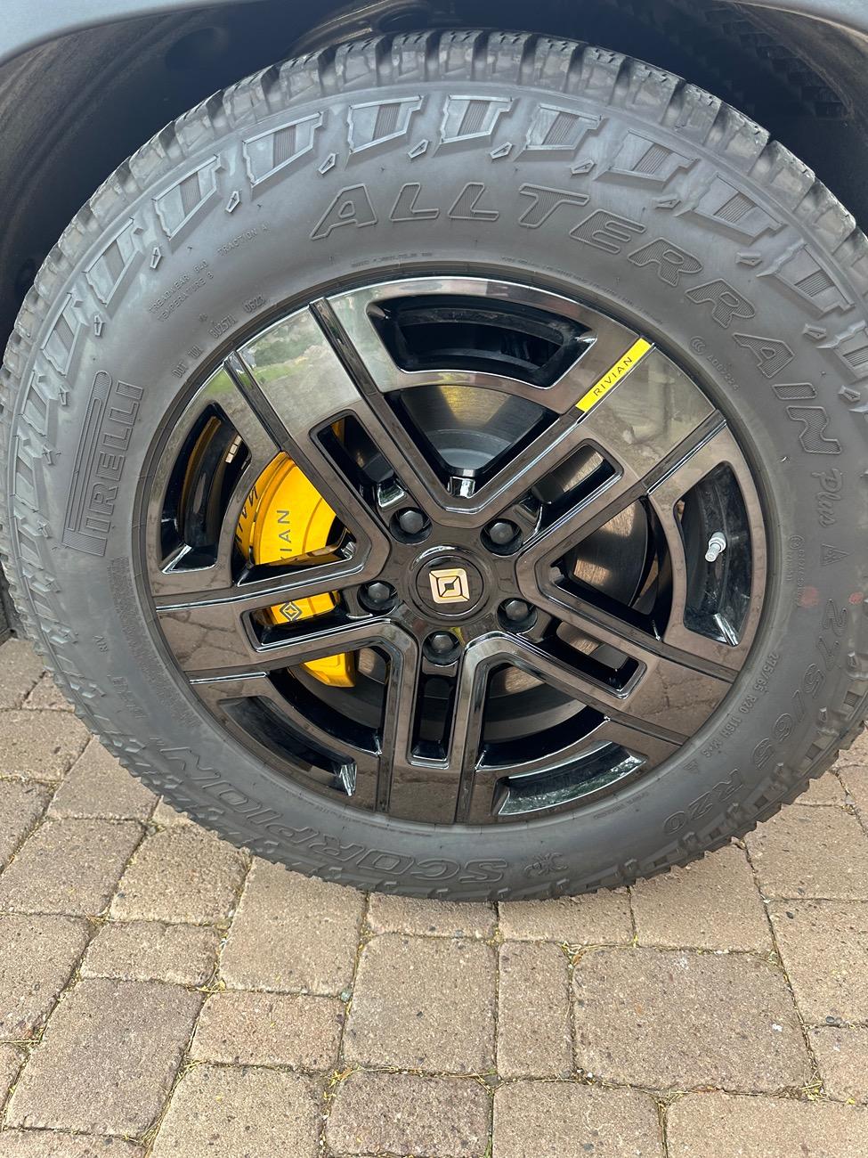 Rivian R1T R1S WTT full set 22" Dark for 20" Dark. IMG_1644