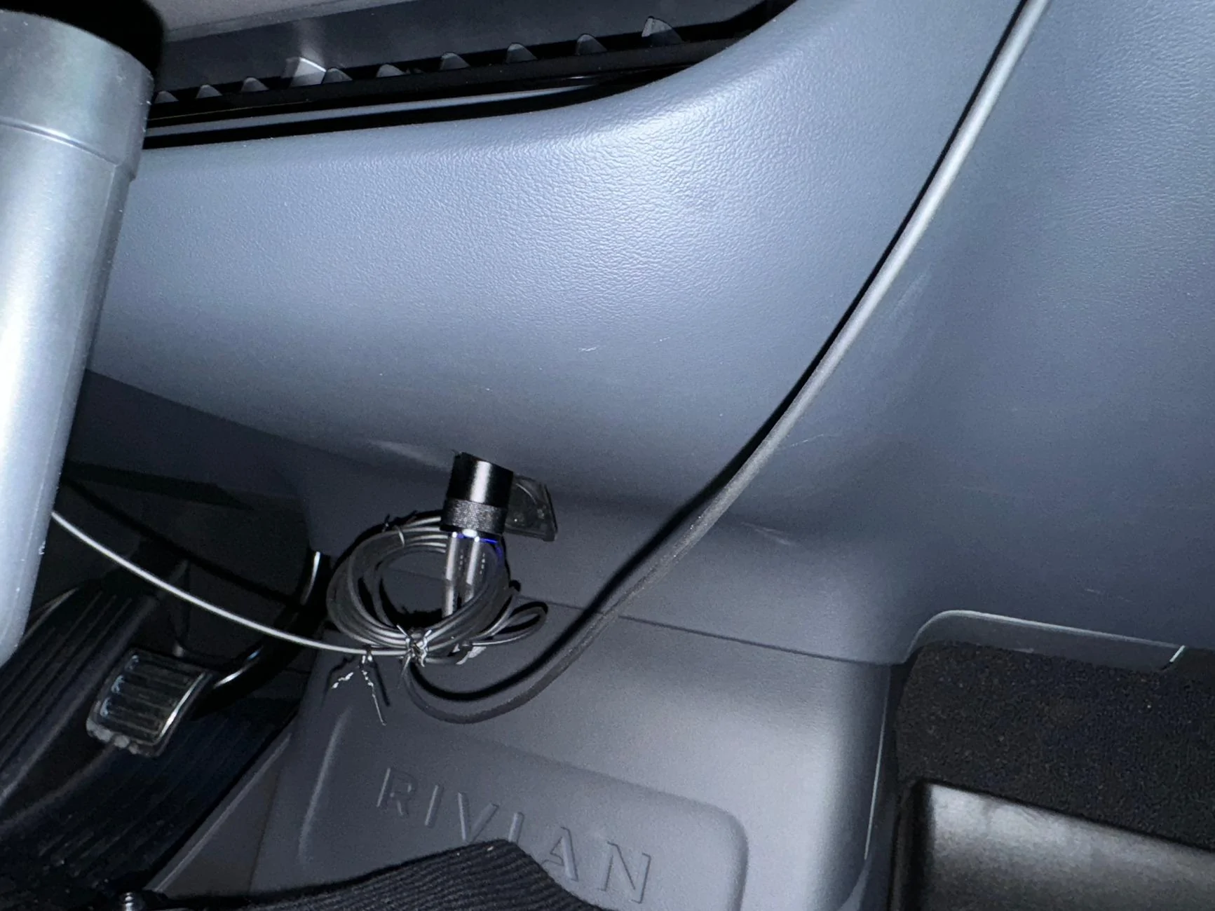 Rivian R1T R1S EV Sportline Dashboard Phone Mount with MagSafe Charger: Installation, Mods, and Review wireless_charging-4