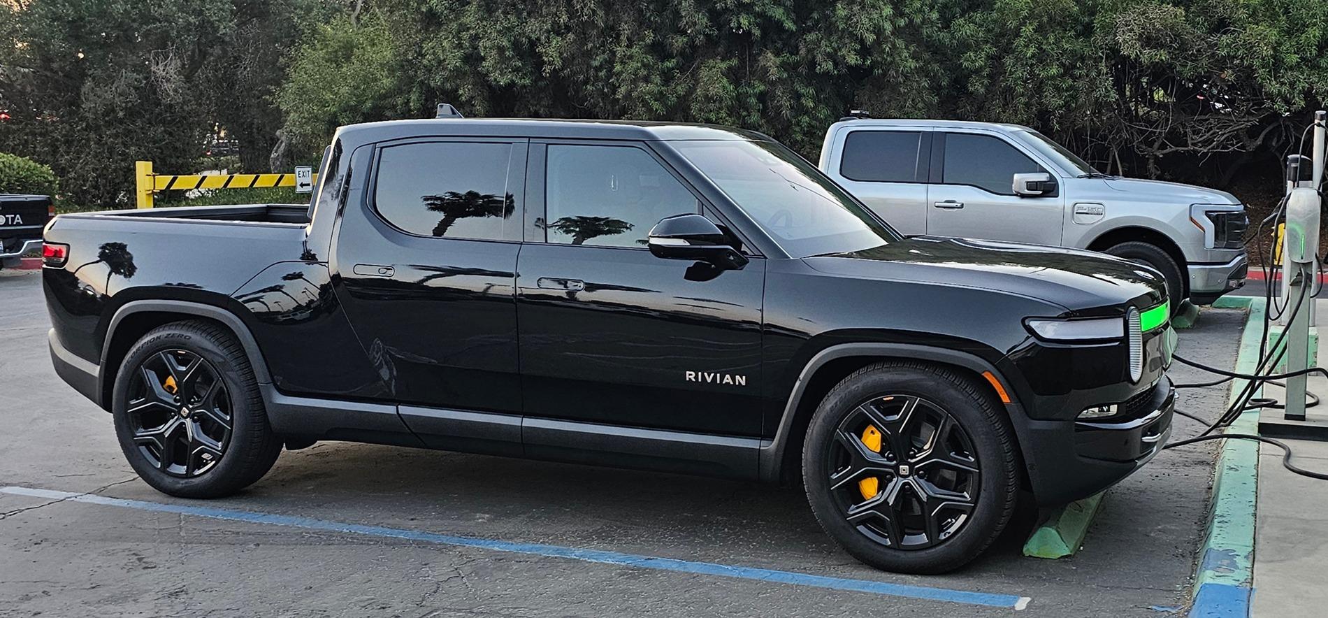Rivian R1T R1S MIDNIGHT (Black) Rivian Photos 1000058795