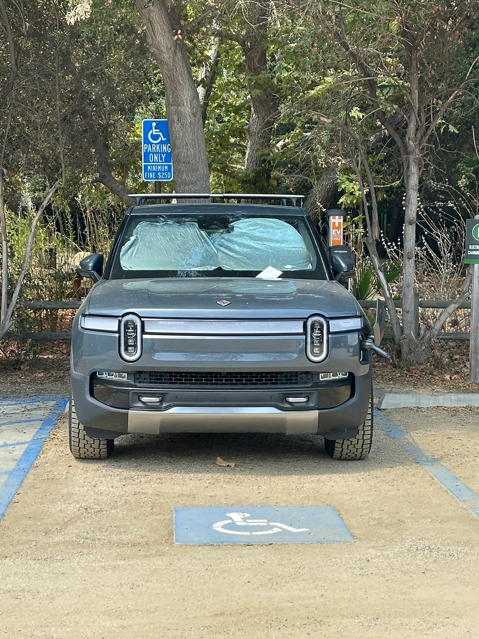 Rivian R1T R1S Possibly the most expensive charging session ever BEADED24-1DF3-413B-9A44-093D6E5BF0B5