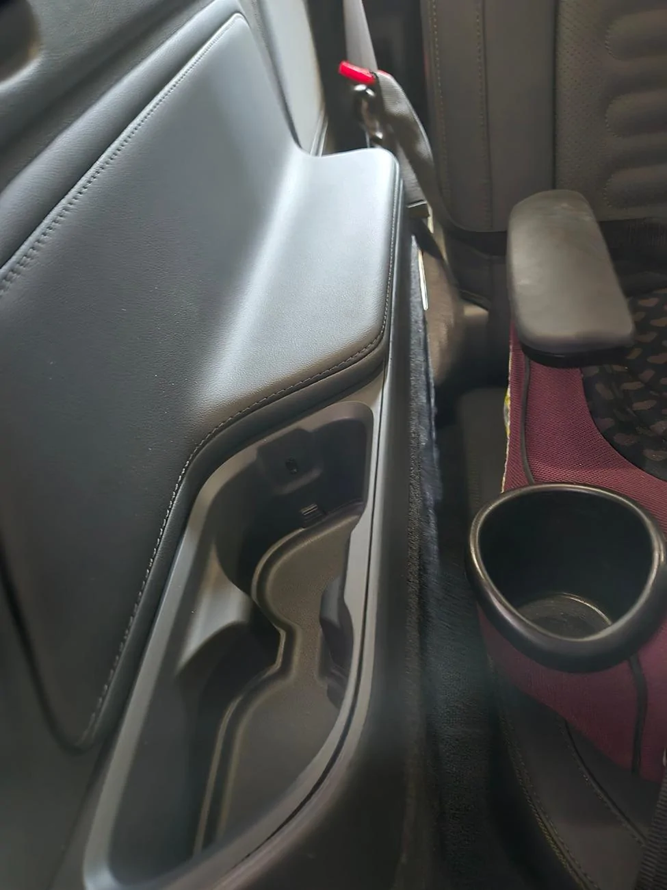 Rivian R1T R1S No more cubbies under armrest in 3rd row. Replaced by cupholders in 2025 R1S Gen2 20240914_105607