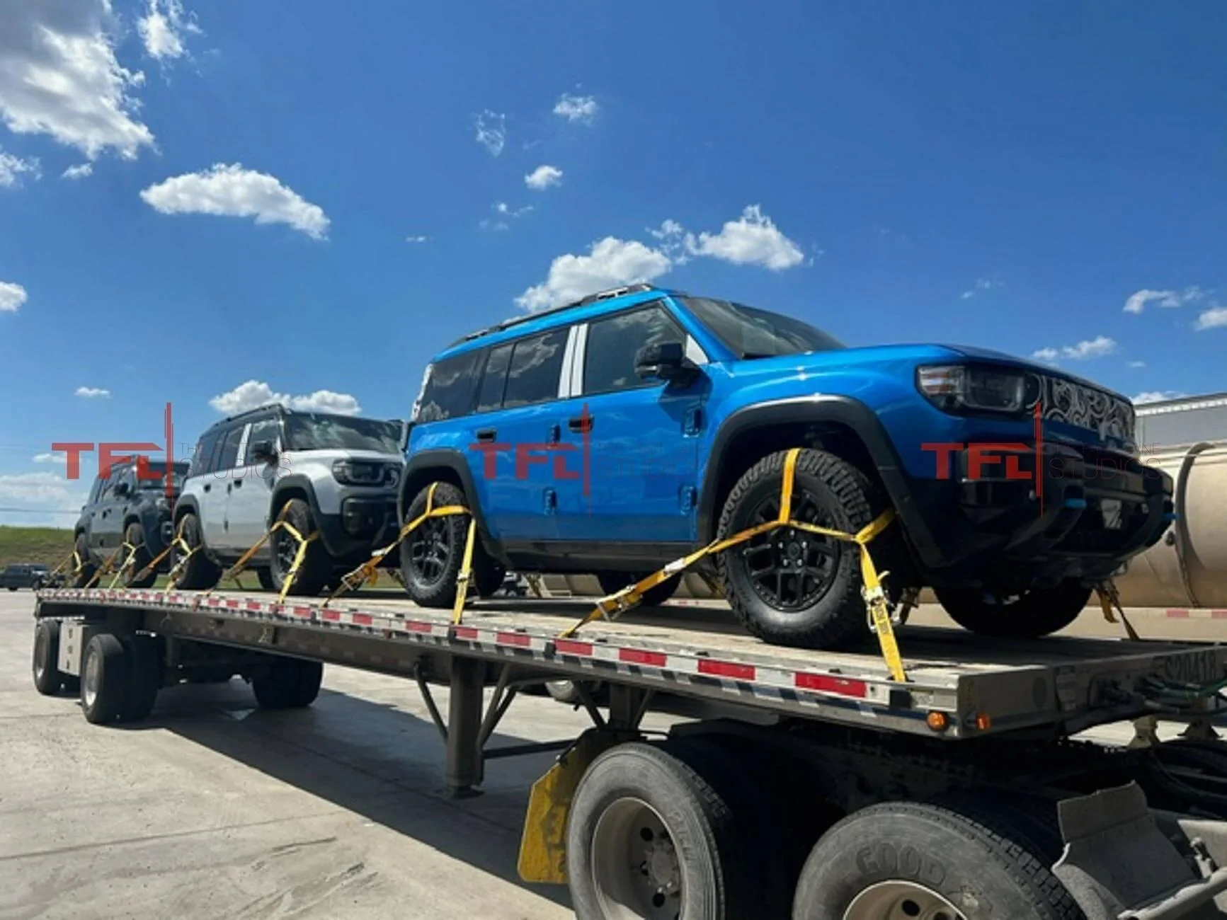Rivian R1T R1S Jeep Recon EV SUV 1st Public Sighting. ? Features Removable Doors & Retractable Roof 1727101391926-lc