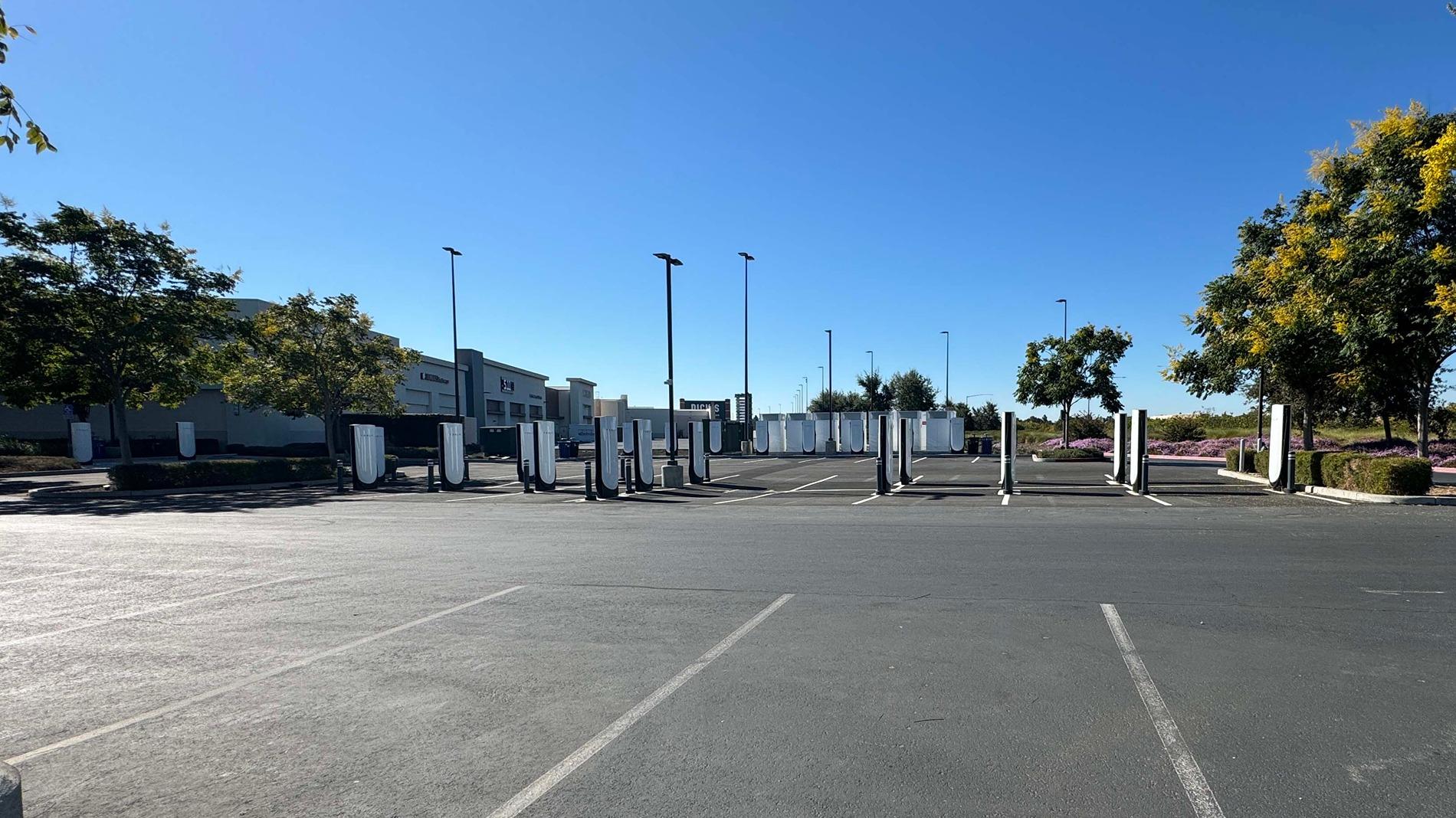 Rivian R1T R1S New Tesla V4 Superchargers on Interstate 5 IMG_9823.JPG