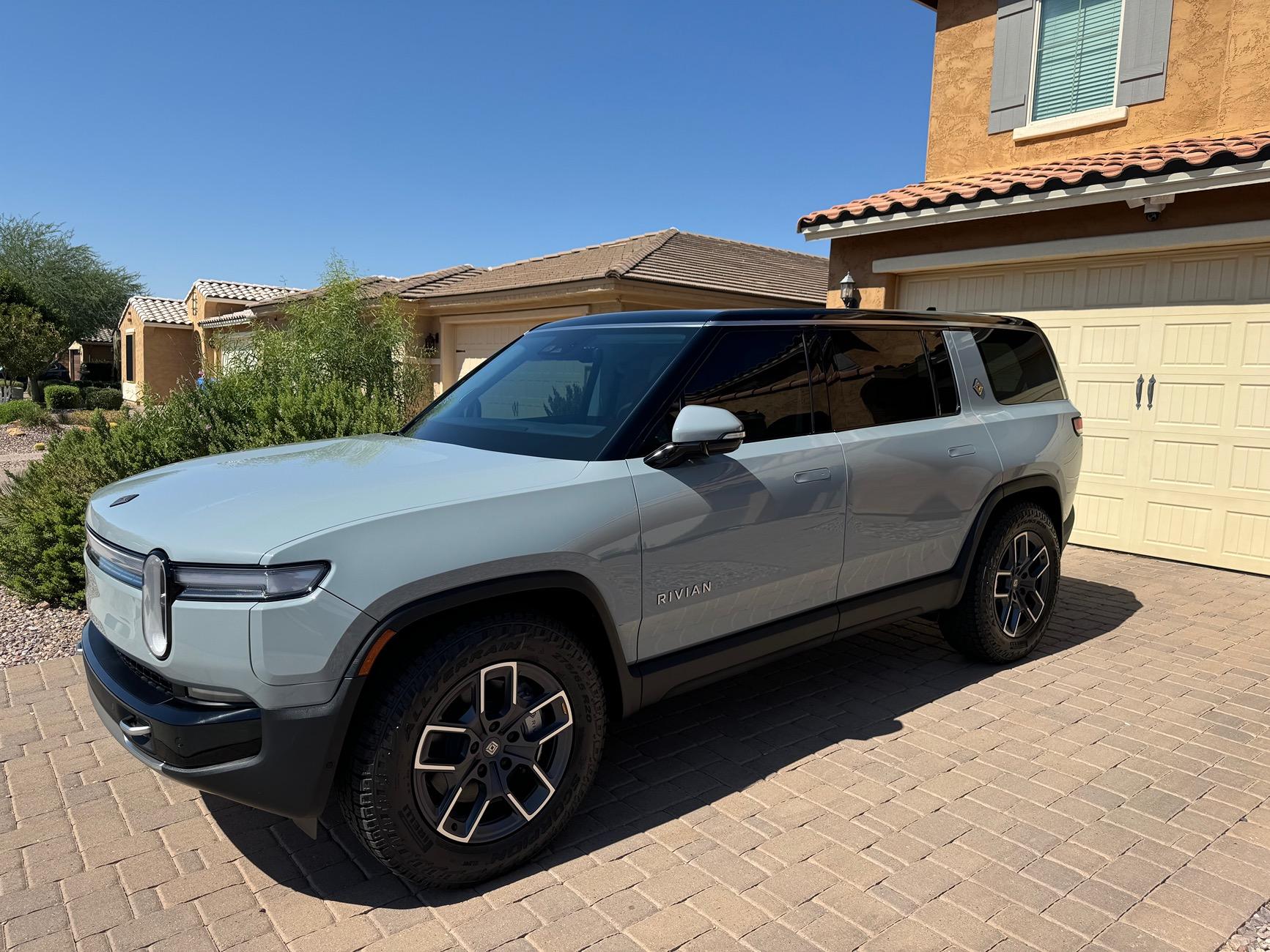 Rivian R1T R1S ? LIMESTONE R1S  Photos IMG_2303