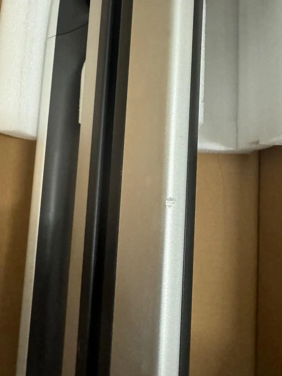 Rivian R1T R1S Wanted: Silver OEM crossbars IMG_9547