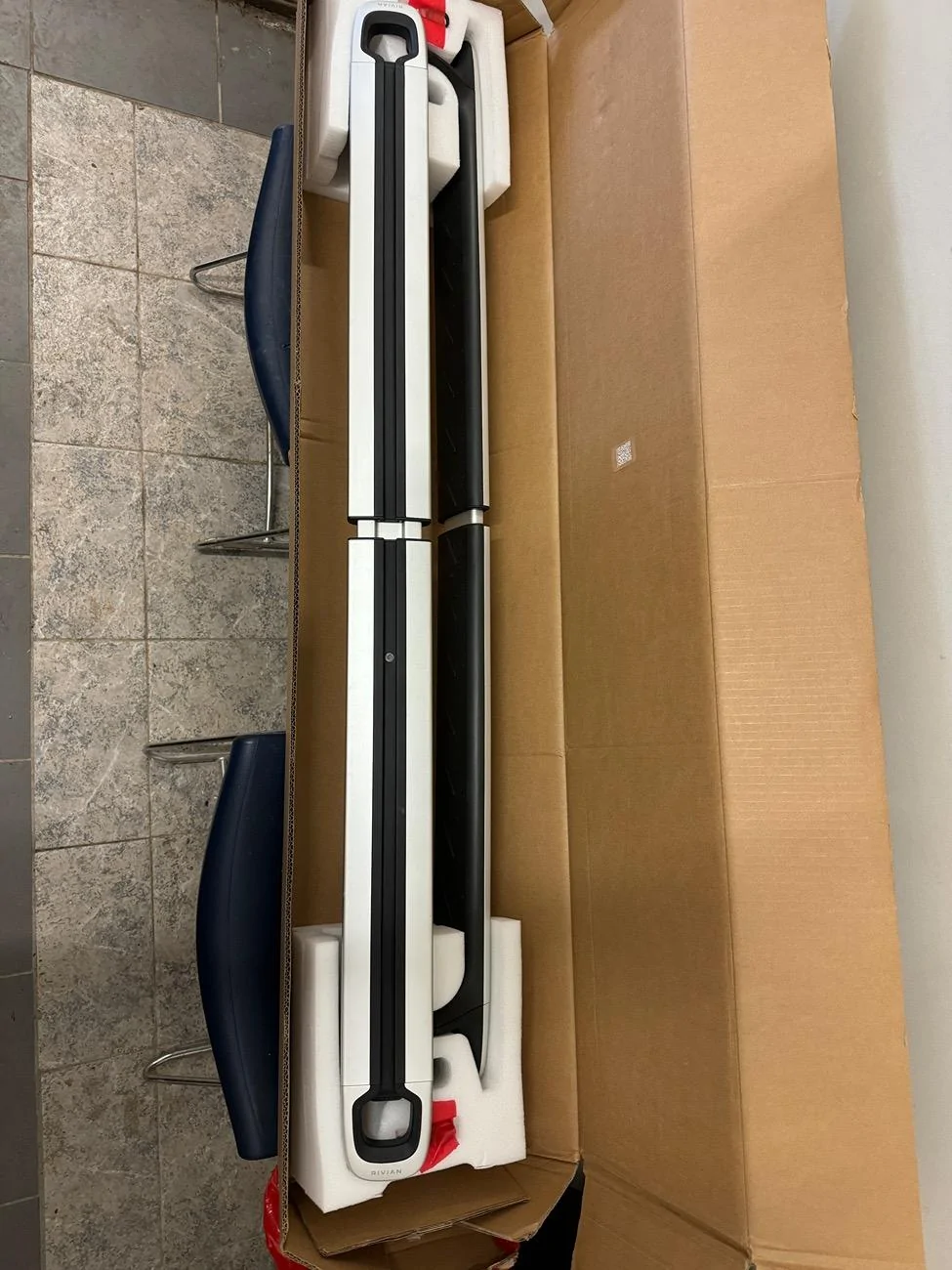 Rivian R1T R1S Wanted: Silver OEM crossbars IMG_9544