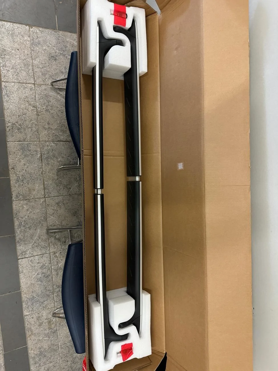 Rivian R1T R1S Wanted: Silver OEM crossbars IMG_9543